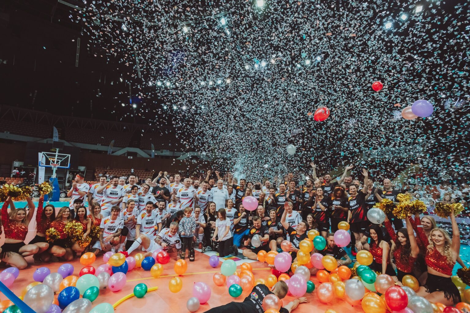 Zdjęcie reklamujące Legendarny Kosmiczny Mecz z Aniołami, który odbędzie się w Katowicach.