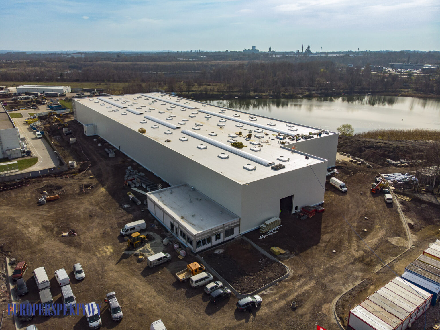 Zdjęcie wykonane podczas zawieszenia wiechy na nowym budynku Grupy Delta Trans, wykonane 21 marca na terenie budowy.