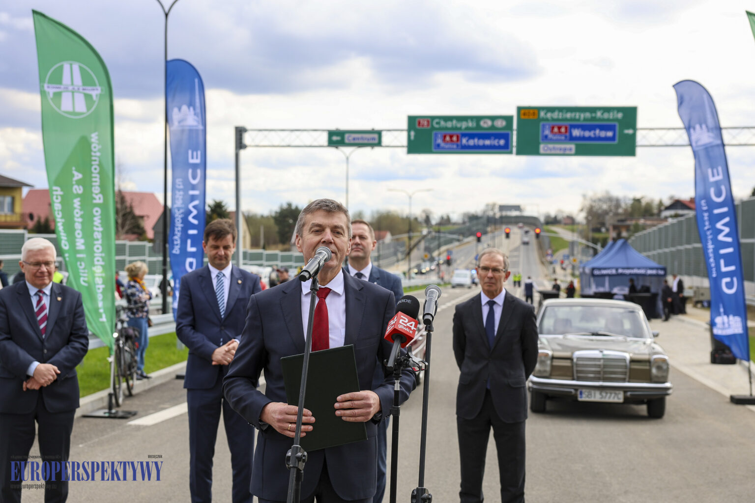Otwarcie obwodnicy zachodniej Gliwic. z W przecięciu wstęgi udział wzięli m.in. senator Zygmunt Frankiewicz, Adam Neumann – Prezydent Miasta Gliwice, Mariusz Śpiewok – Zastępca Prezydenta Miasta, a także reprezentował Nicolas Dépret – Prezes Zarządu firmy Eurovia i Waldemar Macyszyn – Prezes Zarządu firmy PRUiM S.A.