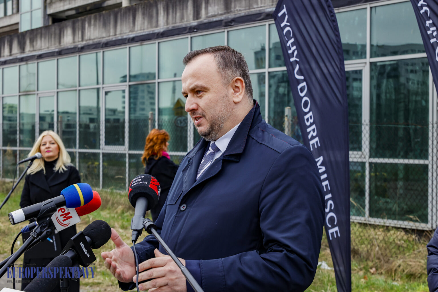 Na zdjęciu Jakub Chełstowski, marszałek województwa śląskiego w trakcie briefingu prasowego dot. realizacji projektu „Tyski Hub Zielonej Gospodarki”.