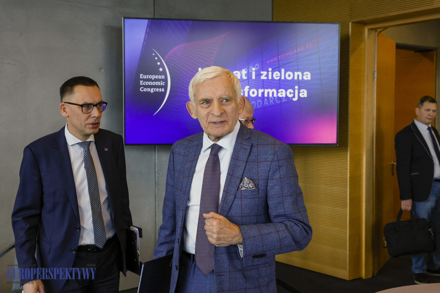 Na zdjęciu europoseł Jerzy Buzek. Fotografia wykonana w trakcie wydarzenia zapowiadającego 16. Europejski Kongres Gospodarczy.