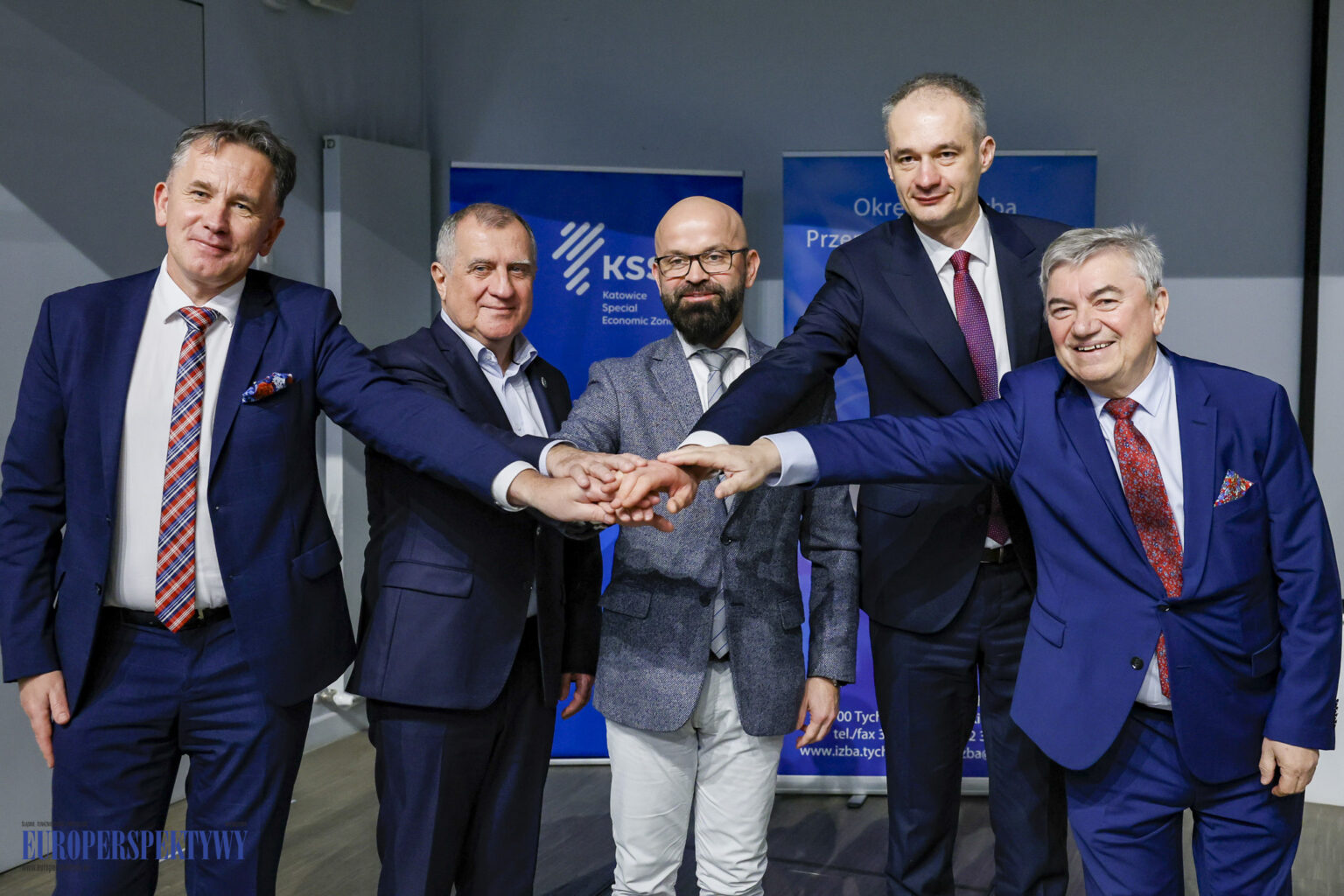 W StrefART odbyło się śniadanie izbowe zorganizowane przez OIPH w Tychach. W spotkaniu wziął udział Maciej Gramatyka – Pełniący Funkcję Prezydenta Miasta Tychy. Tematem spotkania była „Współpraca miasta Tychy z przedsiębiorcami”, w tym m.in. omówienie planowanych inwestycji miejskich. Na zdjęciu OdOd lewej: zarządzający podstrefą tyską Wiceprezes KSSE Rafał Żelazny, Senator RP Andrzej Dziuba, wieloletni Prezydent Miasta Tychy, Prezes Zarządu KSSE Janusz Michałek, Maciej Gramatyka – Pełniący Funkcję Prezydenta Miasta Tychy, Prezes OIPH Zbigniew Gieleciak.