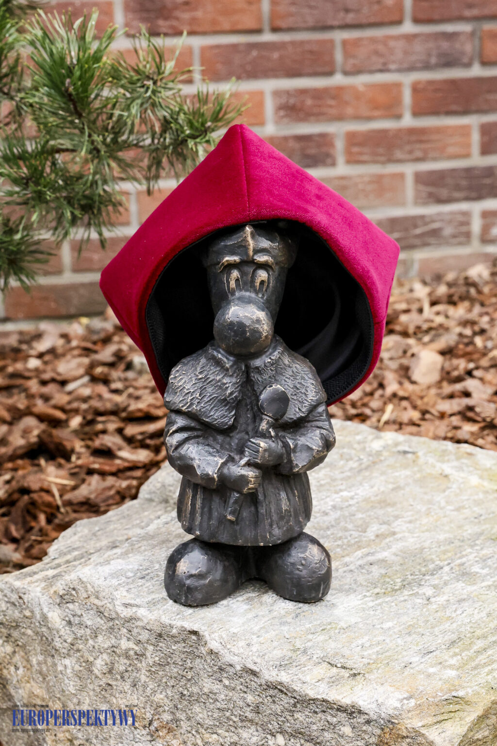 Na zdjęciu uwieczniony został 49. bebok. Stworek stanął przed wejściem do w Akademii Górnośląskiej. W odsłonięciu udział wzięli: prezydent Katowic Marcin Krupa, rektor Akademii Górnośląskiej, dr Marta Adamczyk oraz prorektor ds. kształcenia dr Joanna Strzelczyk-Łucka.