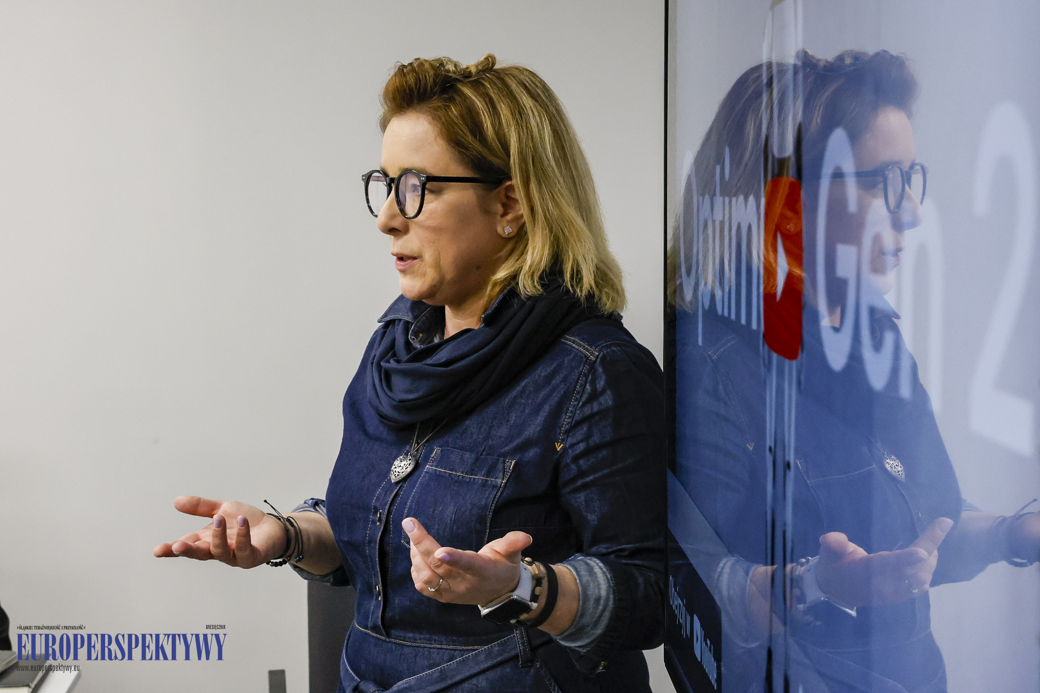Na zdjęciu Dr Barbara Wolek-Kocur - medioznawca, socjolog, social media ninja, nauczyciel akademicki i szkoleniowiec w trakcie prelekcji „Sztuczna Inteligencja w natarciu - pomoc czy zagrożenie w biznesie i w życiu prywatnym?” podczas wydarzenia "Kobieca Akademia Rozwoju" zorganizowanego przez Atrion i OIPH.