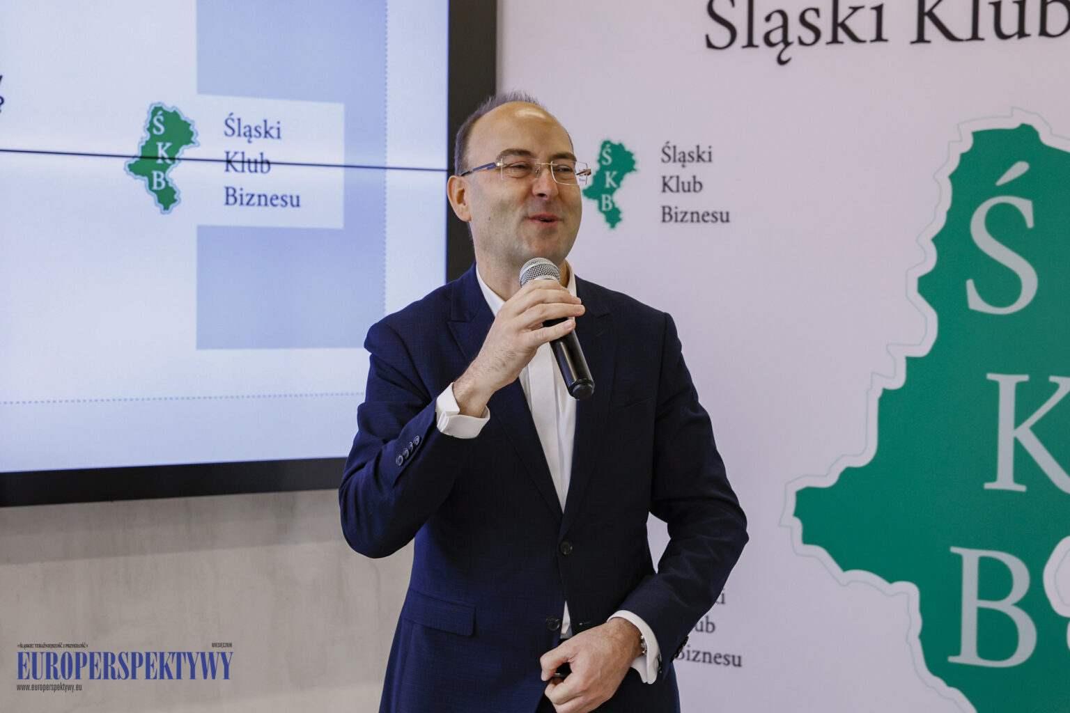 Na zdjęciu: Miłosz Omastka – prezes Śląskiego Klubu Biznesu (ŚKB) w trakcie zorganizowanych przez Śląski Klub Biznesu oraz Konsorcjum Prawno-Doradcze FOURLEX warsztatów „Przepisy o sygnalistach a prawo pracy - co każdy przedsiębiorca/pracodawca powinien wiedzieć?”.