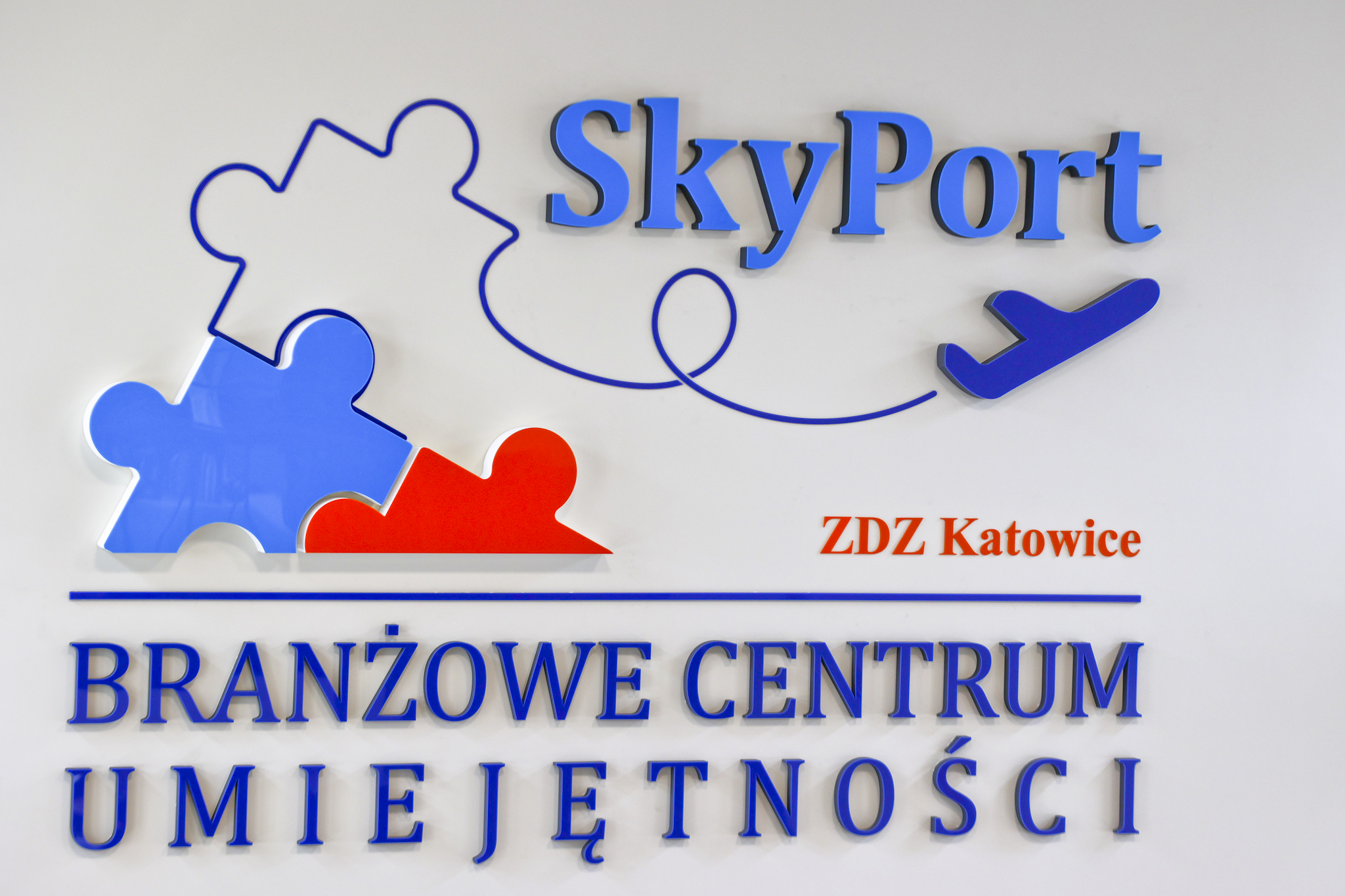 W Zakładzie Doskonalenia Zawodowego w Katowicach (ZDZ) odbyło się oficjalne otwarcie Branżowego Centrum Umiejętności SkyPort w dziedzinie eksploatacja portów i terminali lotniczych w Katowicach.