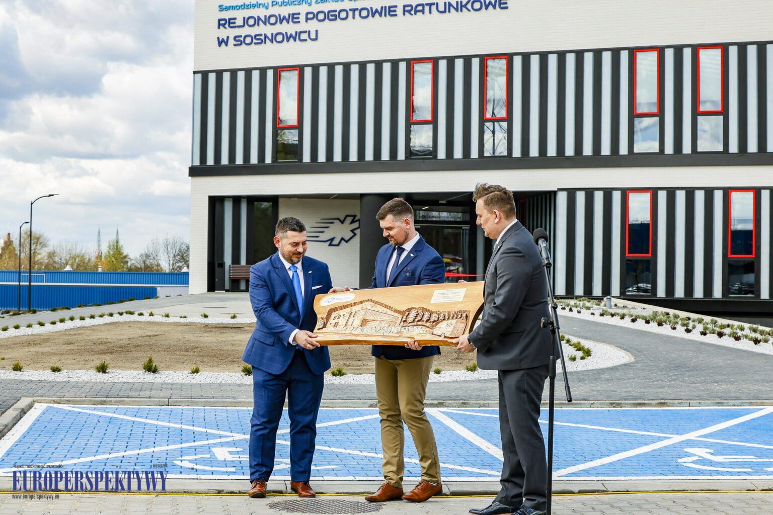 Zdjęcie wykonane w Sosnowcu, w trakcie oddania do użytku nowej stacji Rejonowego Pogotowia Ratunkowego (RPR Sosnowiec).