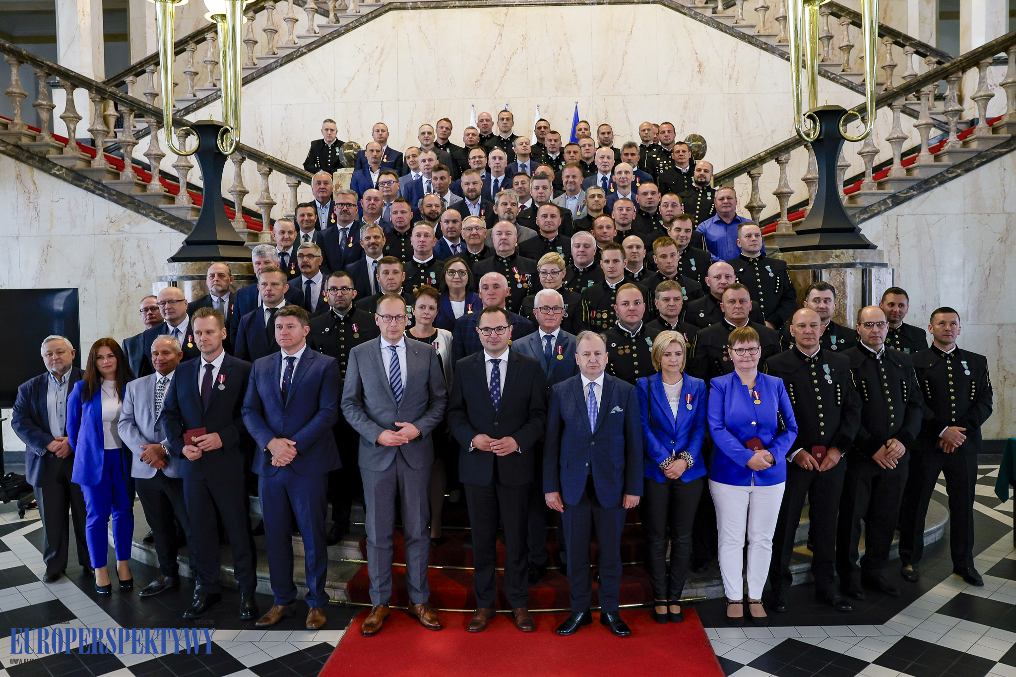W Urzędzie Marszałkowskim odbyło się wręczenie odznaczeń państwowych dla zasłużonych pracowników Centralnej Stacji Ratownictwa Górniczego (CSRG).