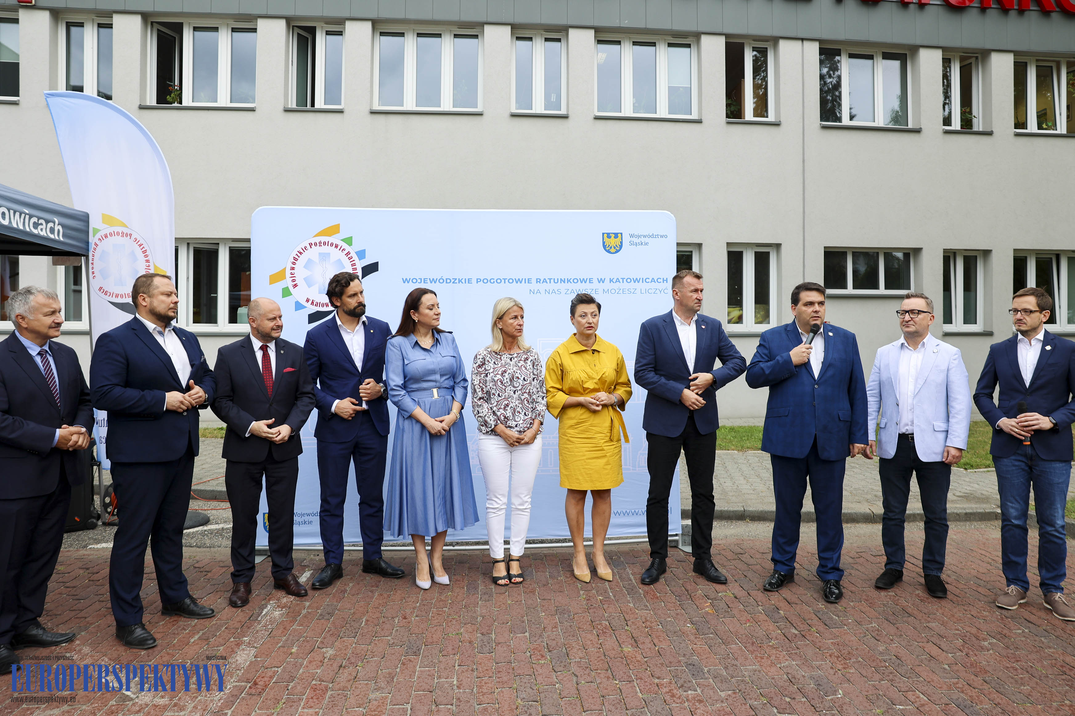 Europerspektywy 14 ambulansów dla WPR w Katowicach