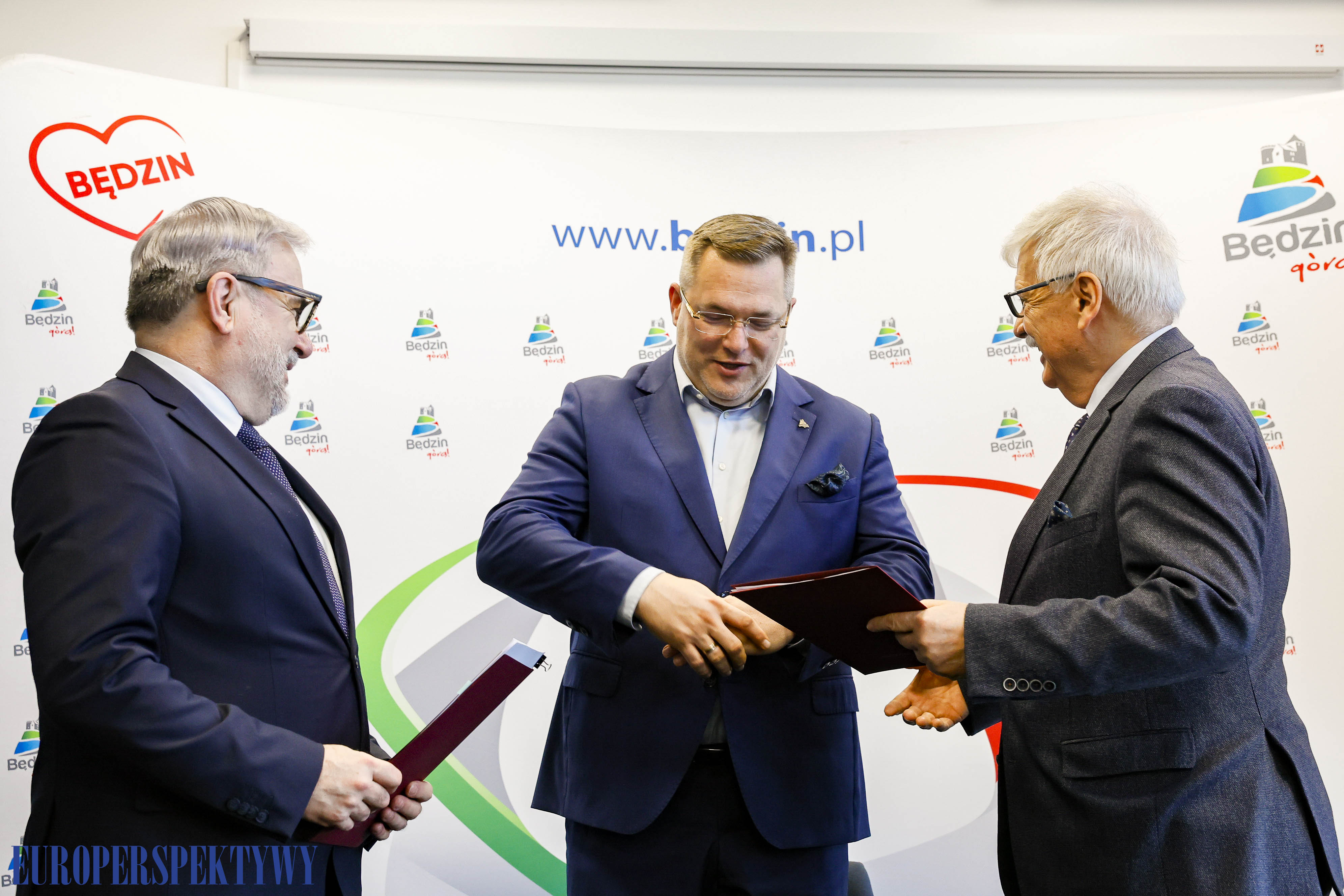 EP (13 z 37) Europerspektywy Będzin i Tramwaje Śląskie SA: podpisanie umowy