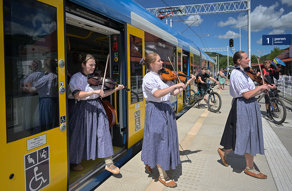 Koleje Śląskie partnerem 62. Tygodnia Kultury Beskidzkiej – więcej połączeń i folklor na pokładzie