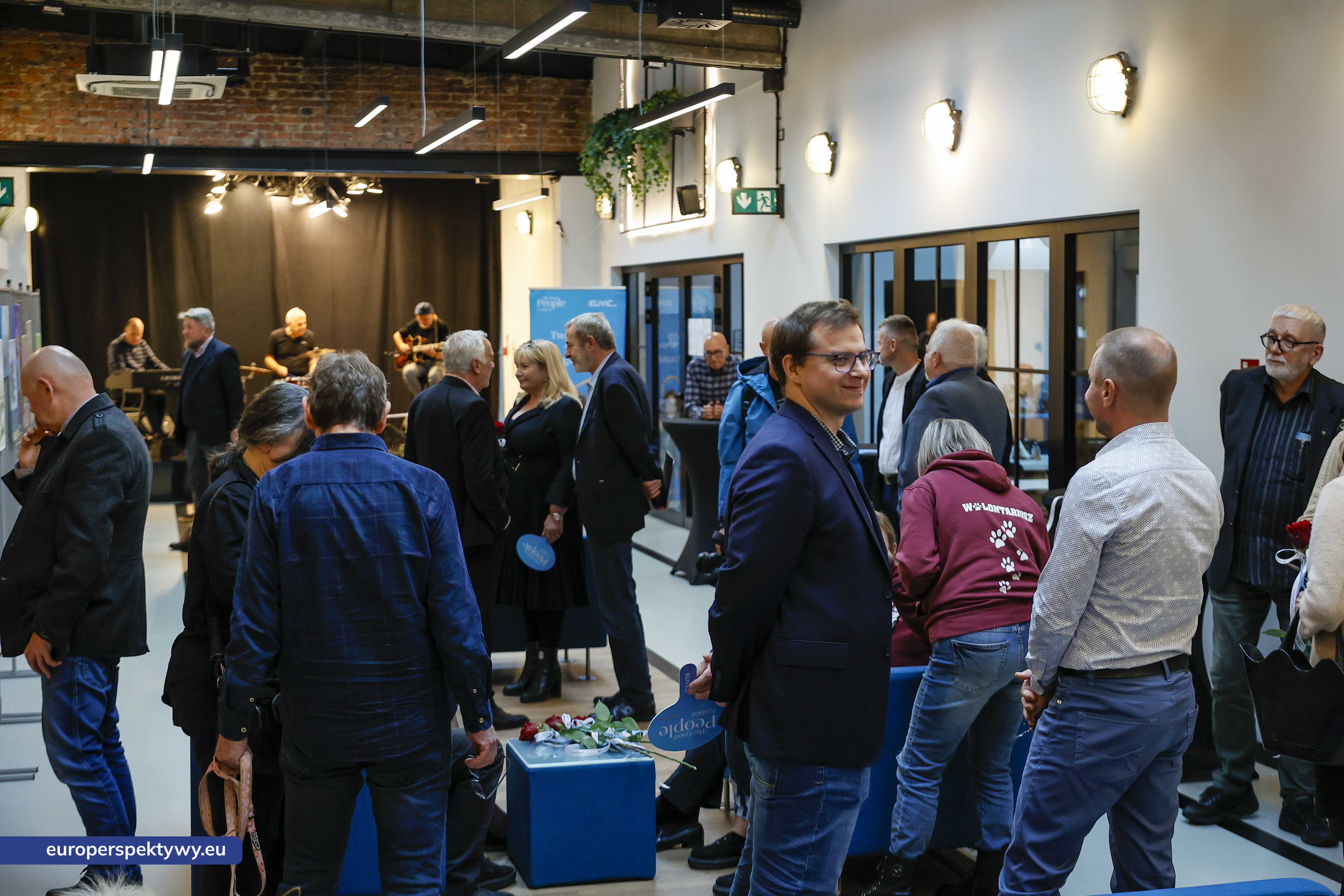 Europerspektywy Aukcja charytatywna „Wszyscy Mamy Kota” w Euvic – biznes, sztuka i dobro dla gliwickiego schroniska