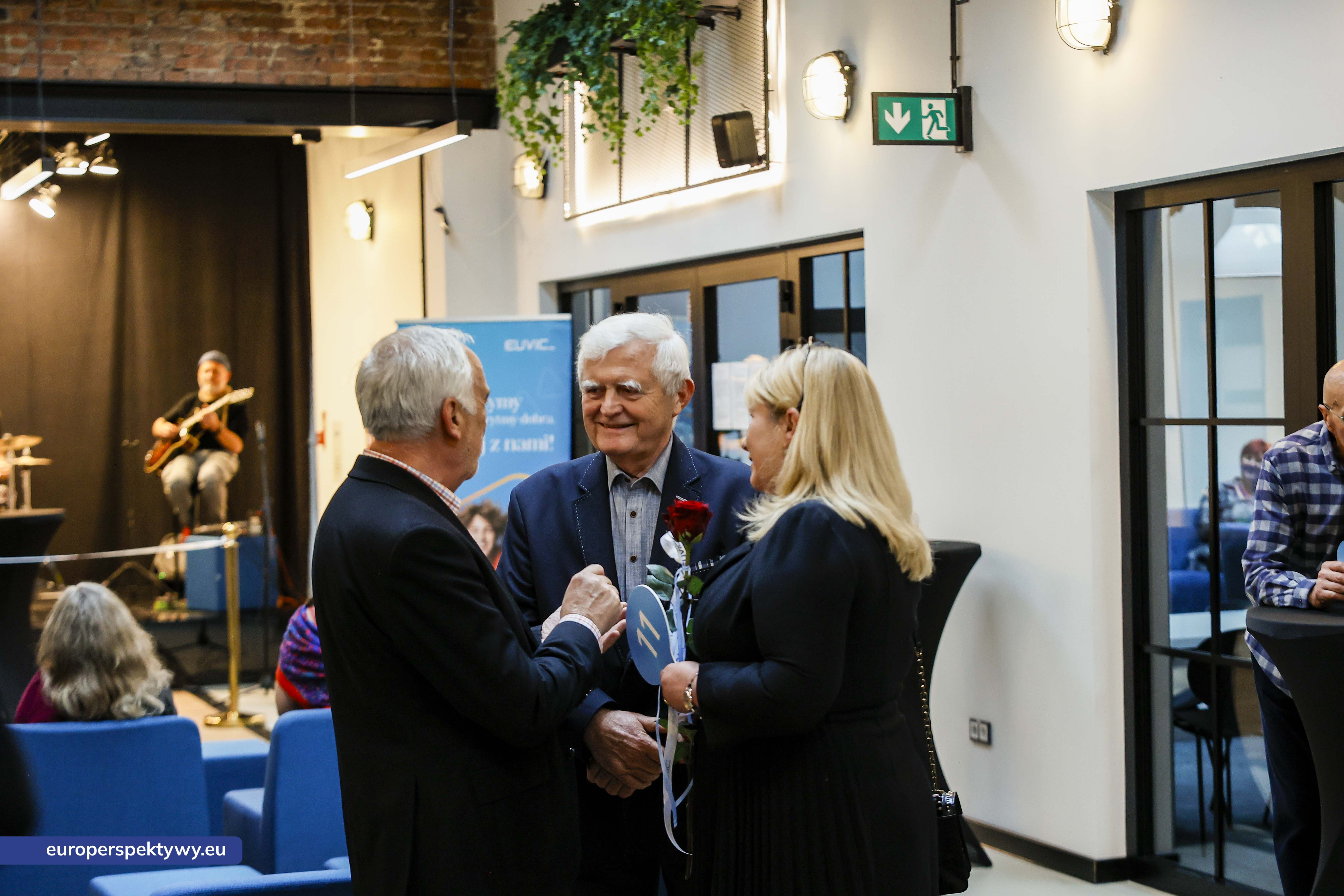 Europerspektywy Aukcja charytatywna „Wszyscy Mamy Kota” w Euvic – biznes, sztuka i dobro dla gliwickiego schroniska