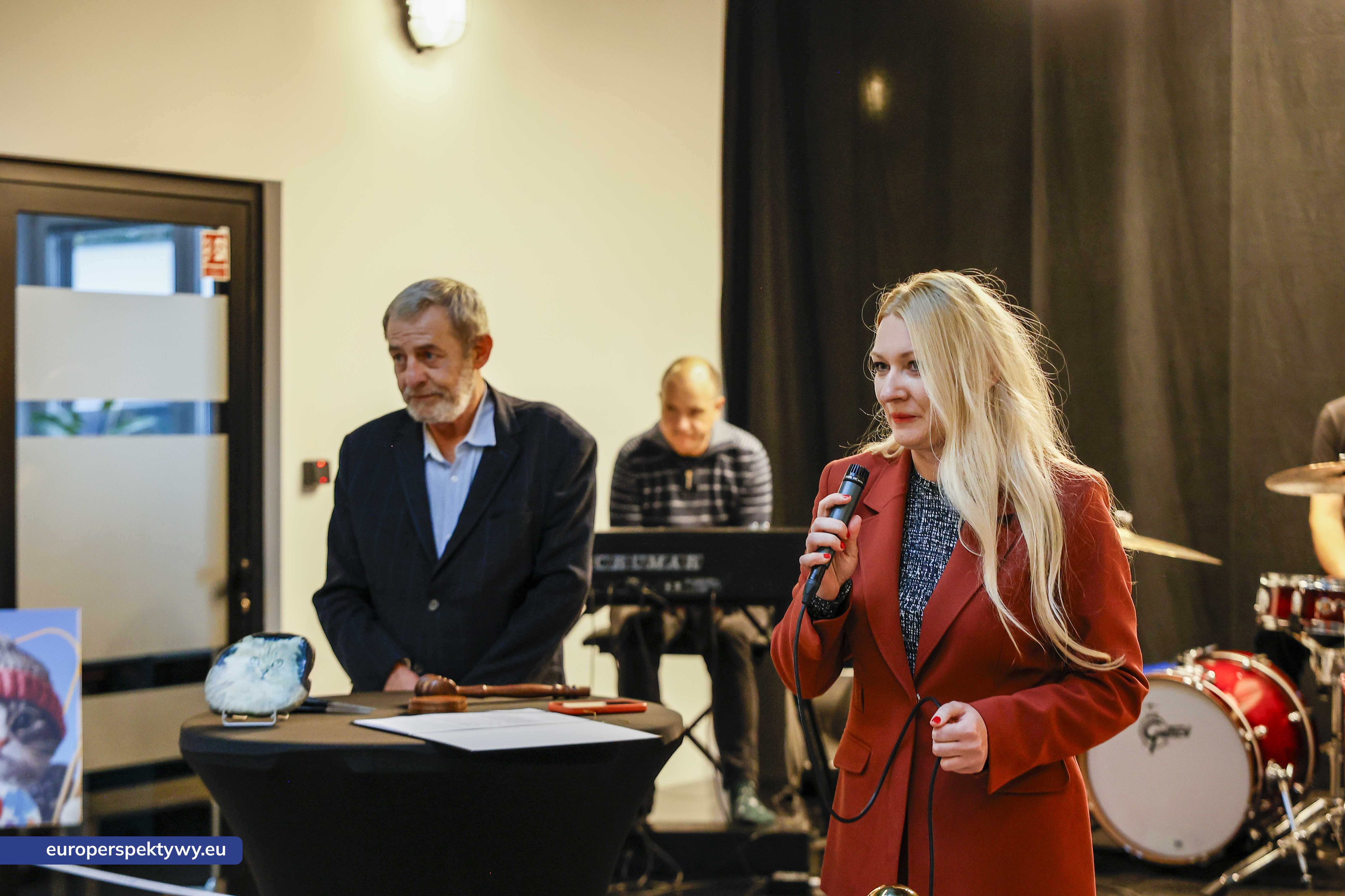 Europerspektywy Aukcja charytatywna „Wszyscy Mamy Kota” w Euvic – biznes, sztuka i dobro dla gliwickiego schroniska