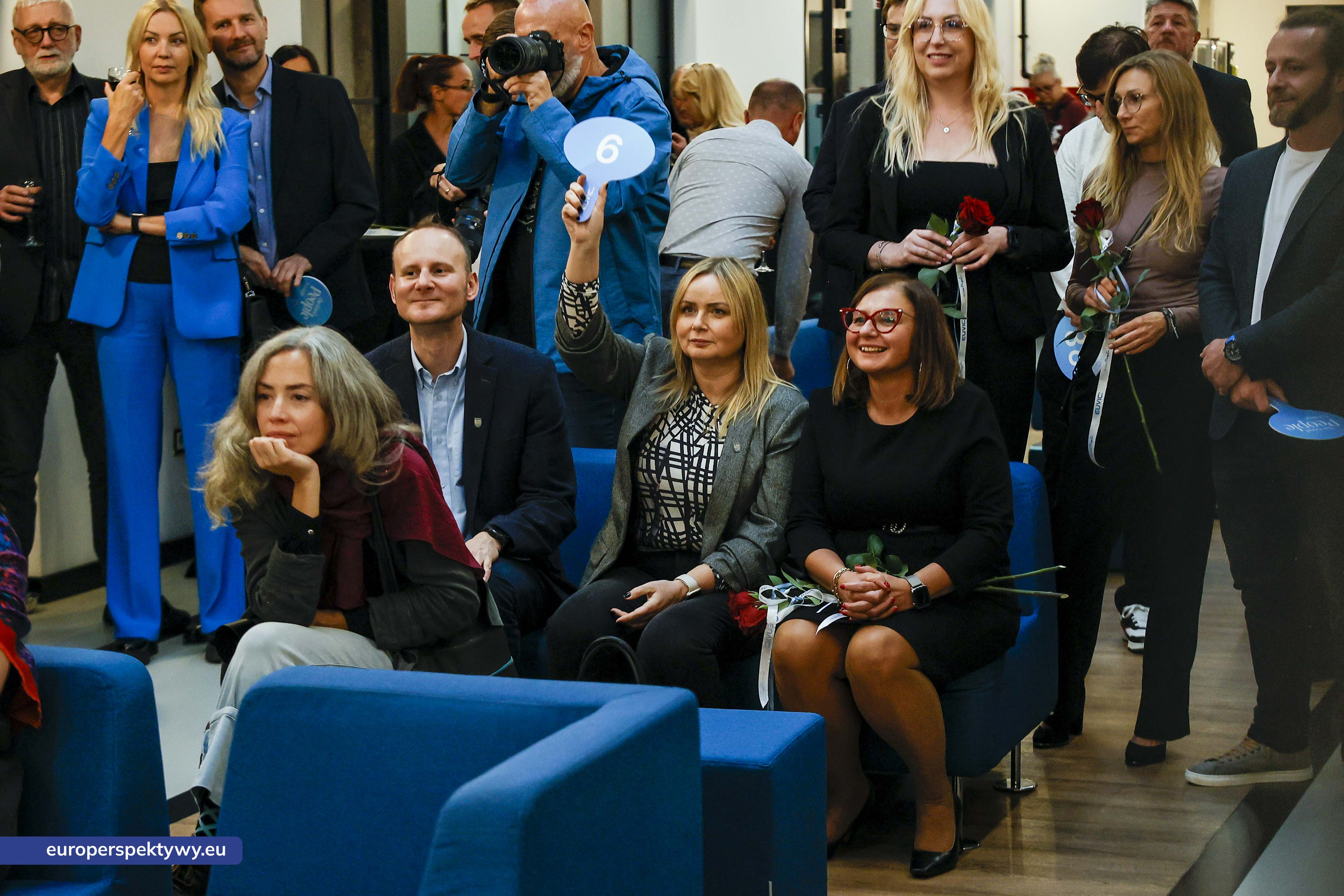 Europerspektywy Aukcja charytatywna „Wszyscy Mamy Kota” w Euvic – biznes, sztuka i dobro dla gliwickiego schroniska