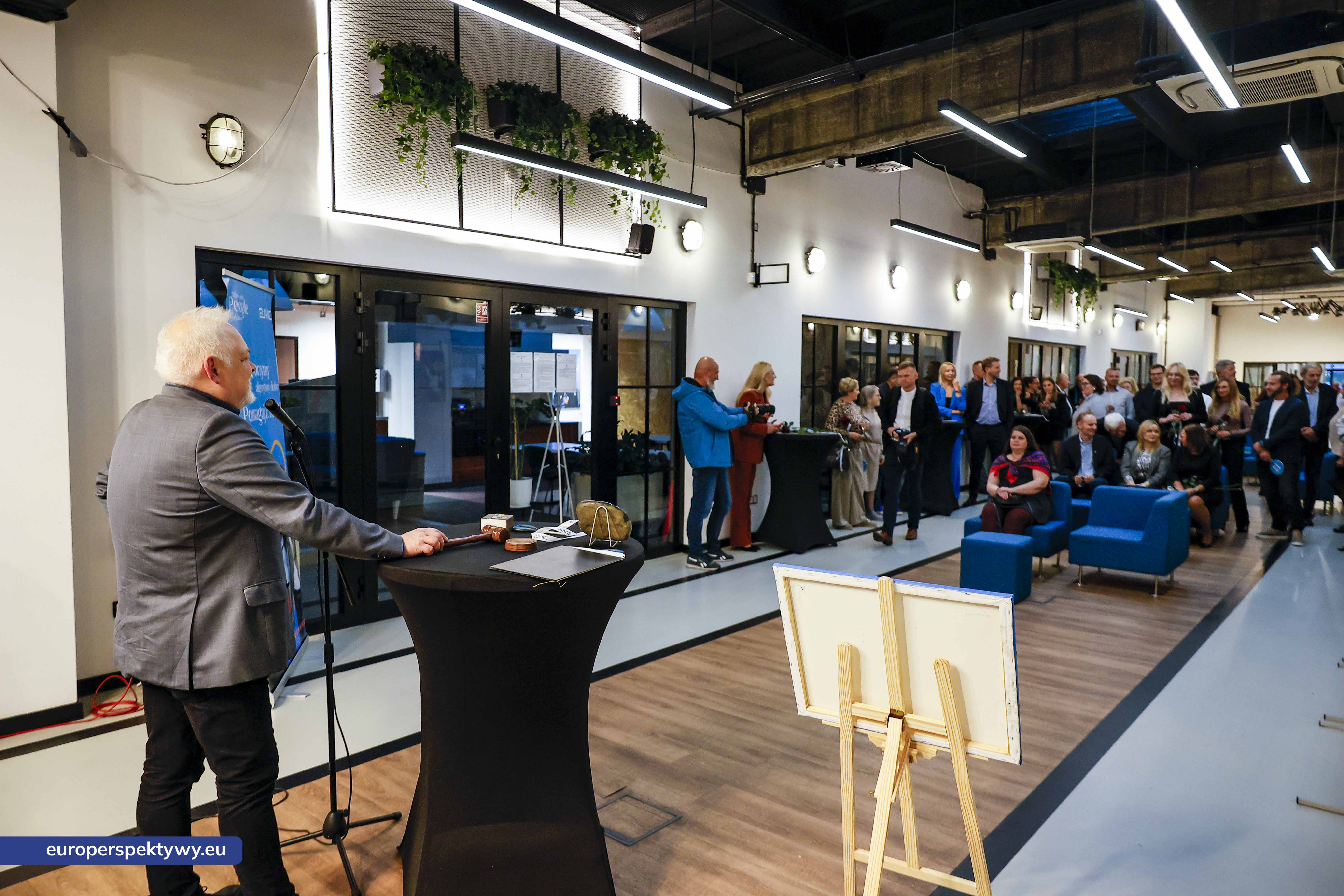 Europerspektywy Aukcja charytatywna „Wszyscy Mamy Kota” w Euvic – biznes, sztuka i dobro dla gliwickiego schroniska