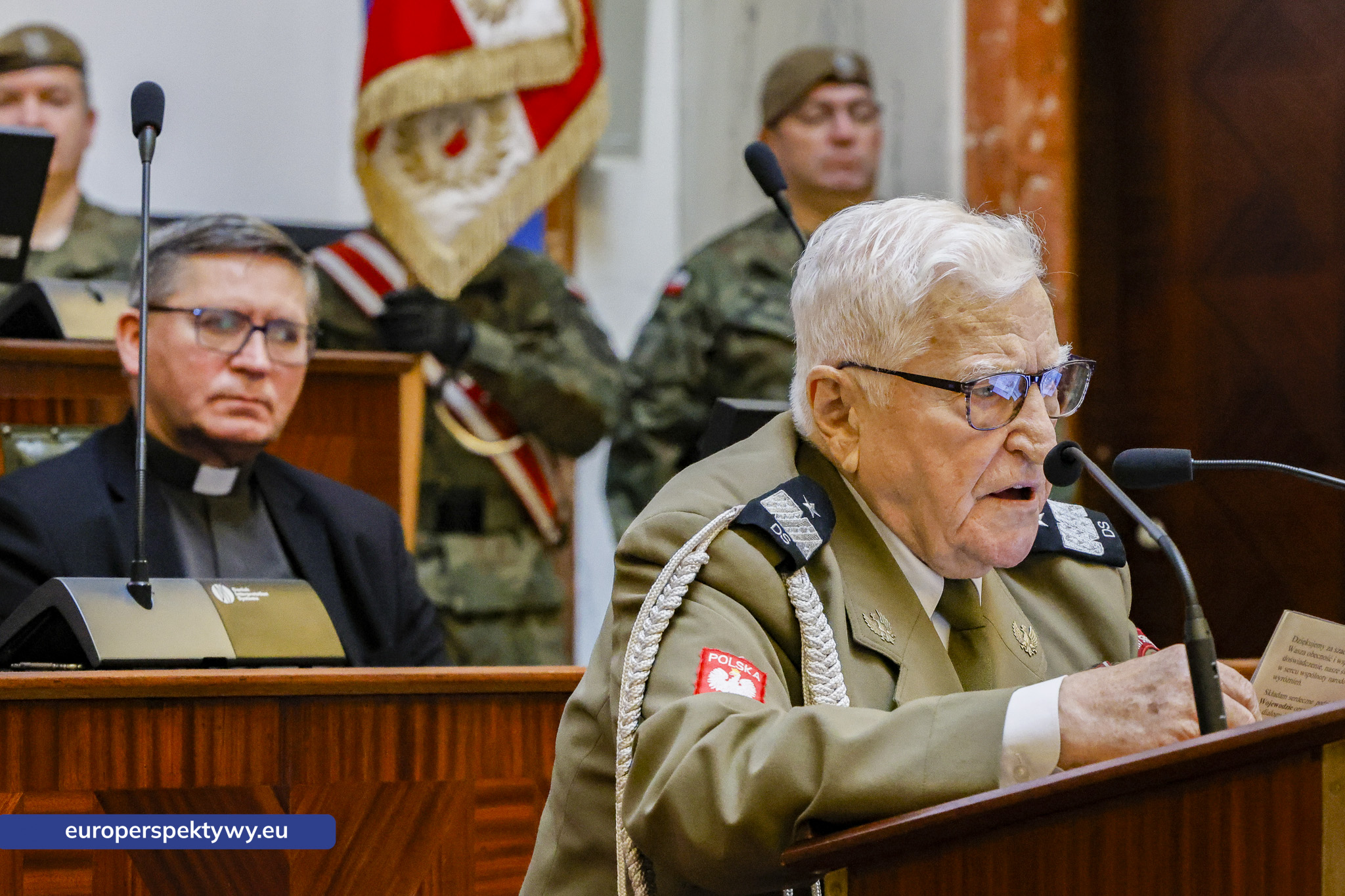 Betlejemskie Światełko Pokoju połączyło służby mundurowe i kombatantów na Śląsku-100 Europerspektywy Betlejemskie Światełko Pokoju połączyło służby mundurowe i kombatantów na Śląsku