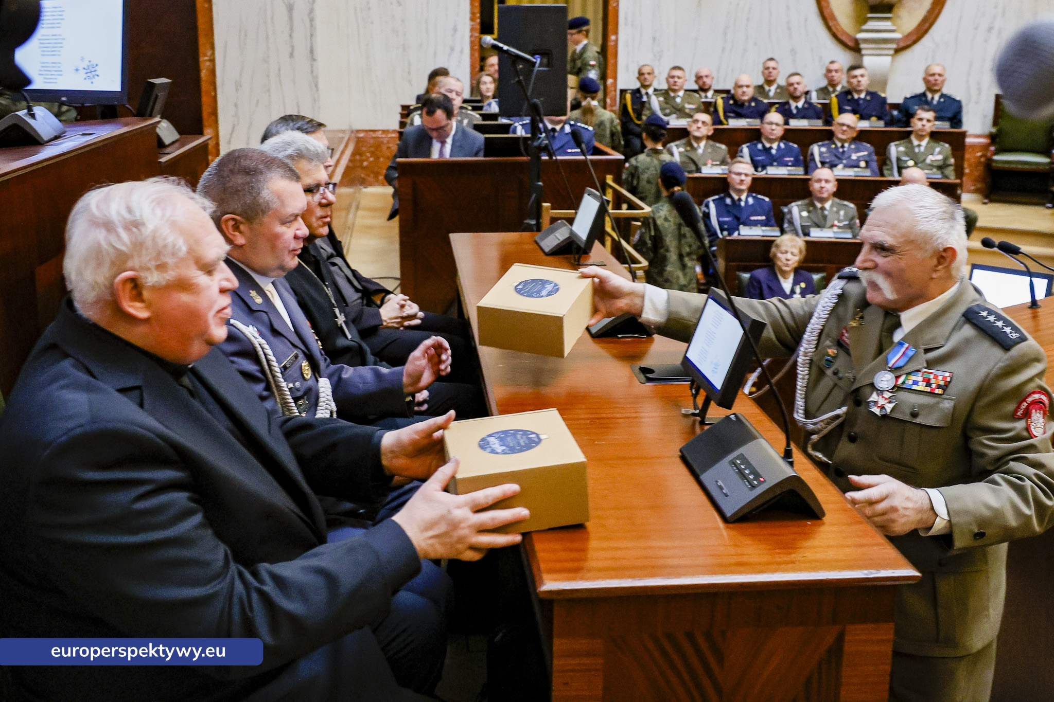 Betlejemskie Światełko Pokoju połączyło służby mundurowe i kombatantów na Śląsku-124 Europerspektywy Betlejemskie Światełko Pokoju połączyło służby mundurowe i kombatantów na Śląsku