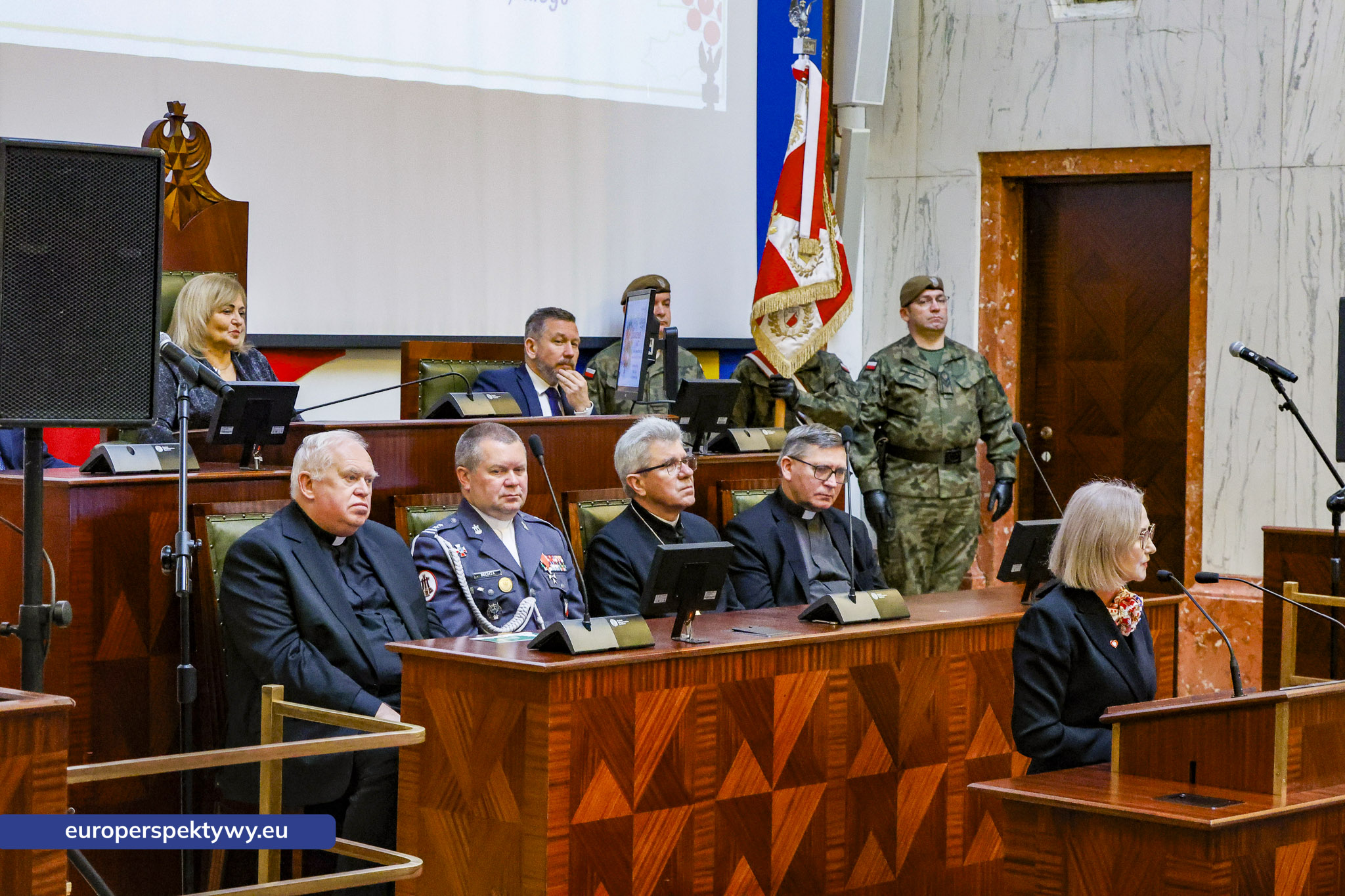 Betlejemskie Światełko Pokoju połączyło służby mundurowe i kombatantów na Śląsku-80 Europerspektywy Betlejemskie Światełko Pokoju połączyło służby mundurowe i kombatantów na Śląsku