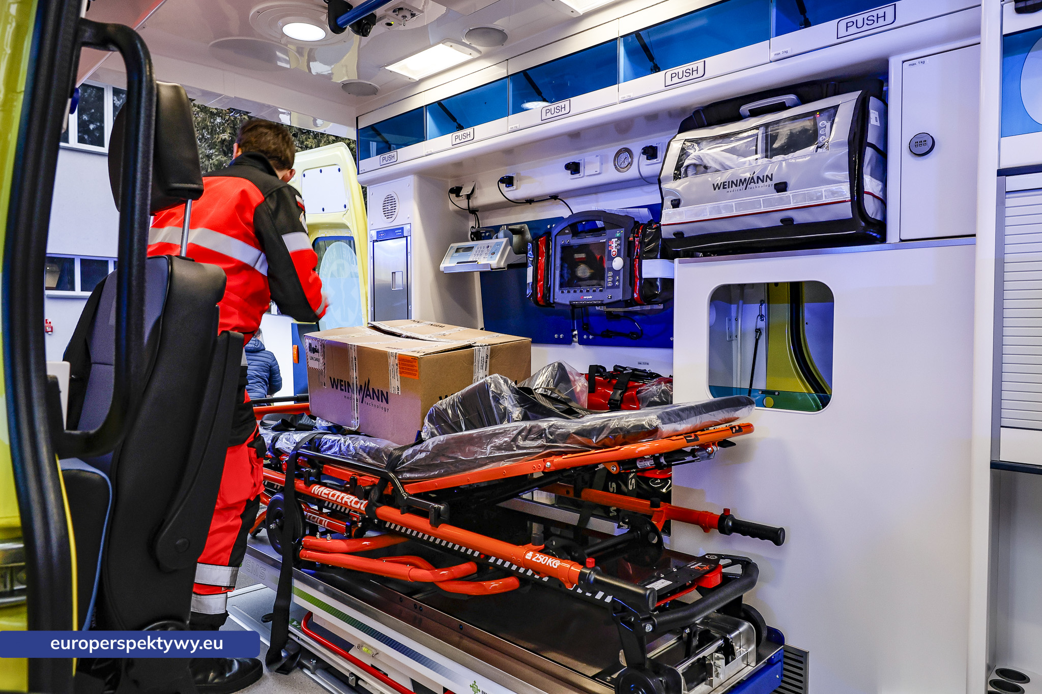 Europerspektywy Nowoczesne karetki dla WPR Katowice – 21 nowych ambulansów zasiliło system ratownictwa w regionie