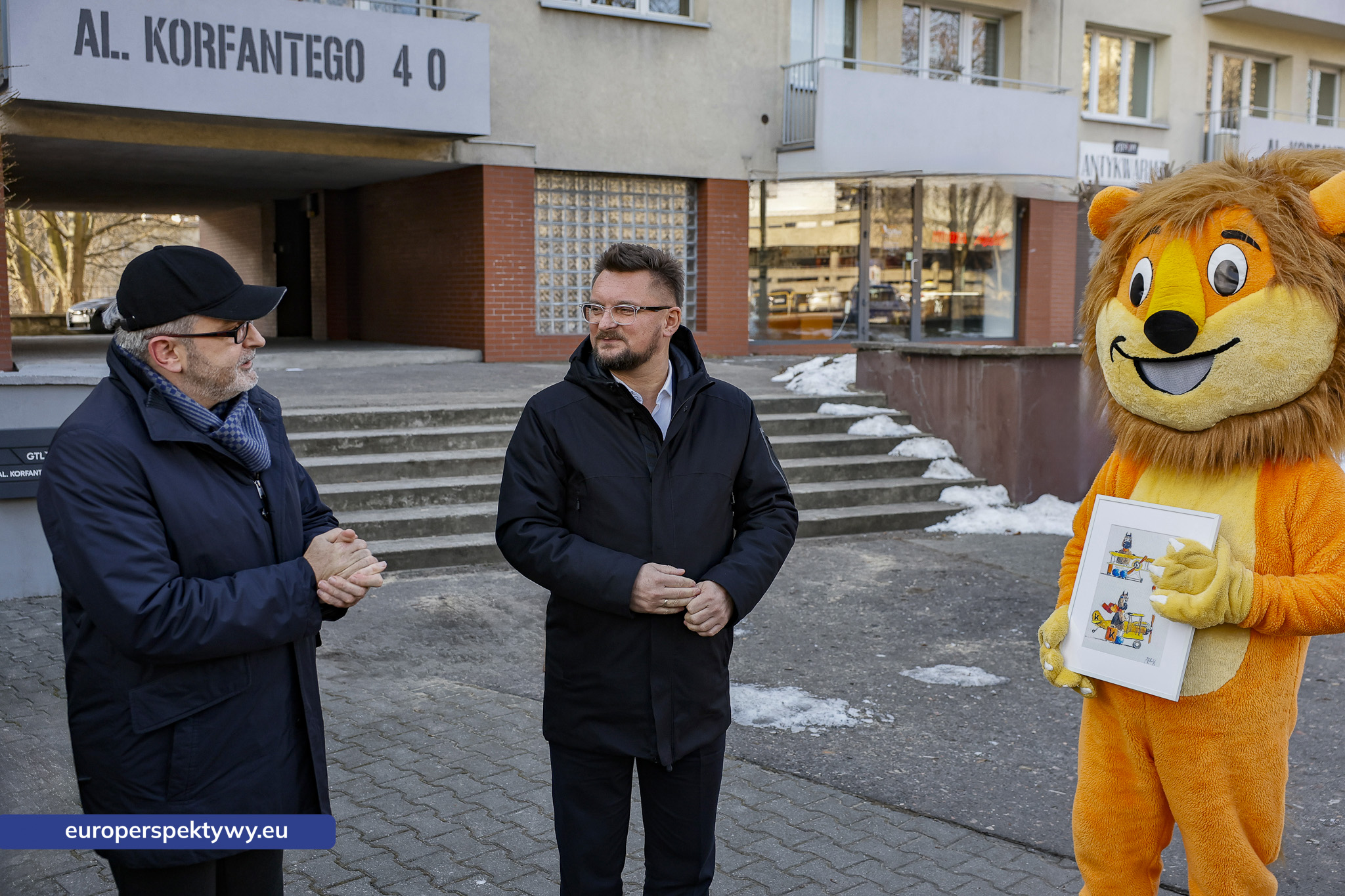 Europerspektywy Bebok „Fliguś” przed siedzibą GTL w Katowicach. Lotniczy akcent na miejskim szlaku figurek
