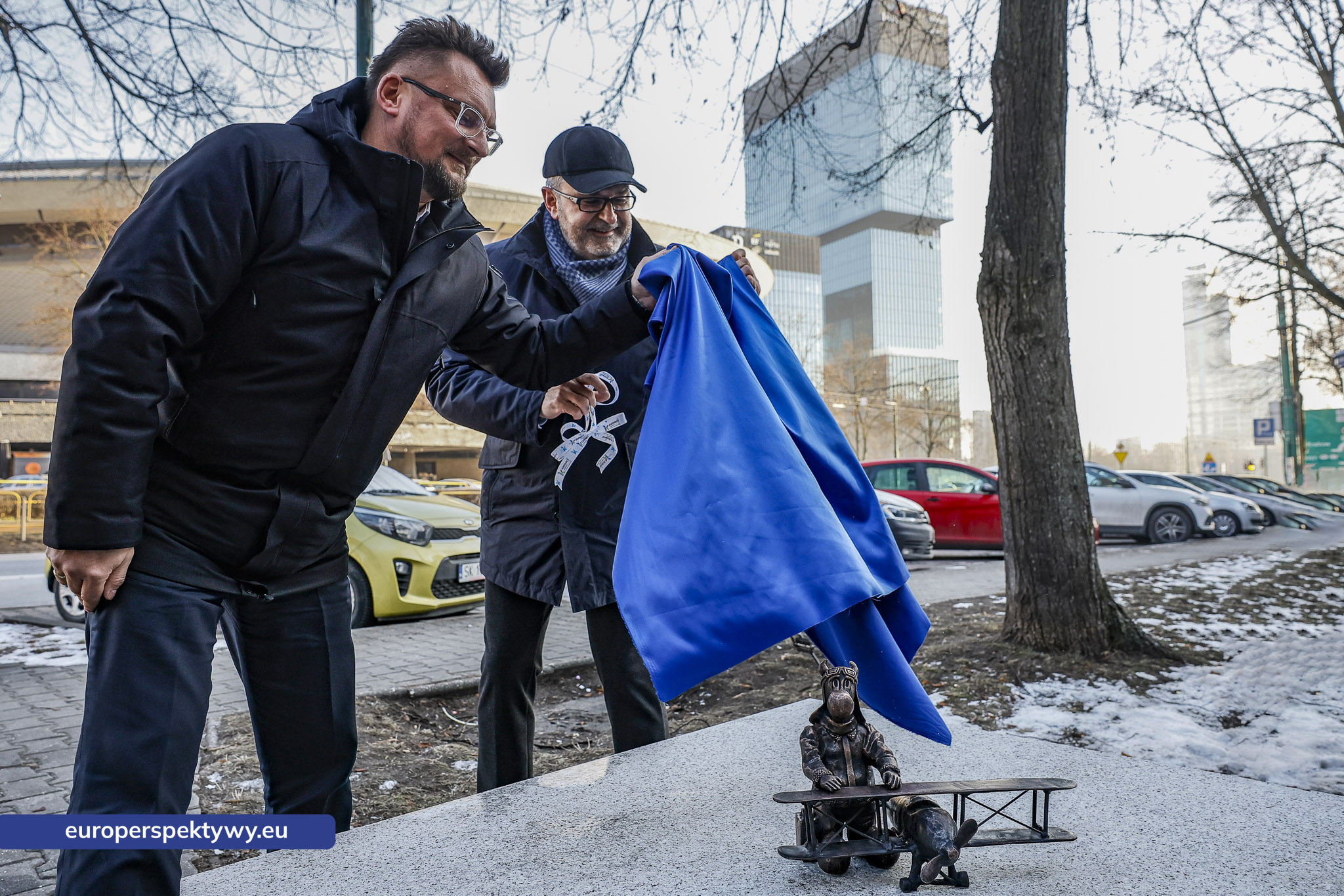 Europerspektywy Bebok „Fliguś” przed siedzibą GTL w Katowicach. Lotniczy akcent na miejskim szlaku figurek