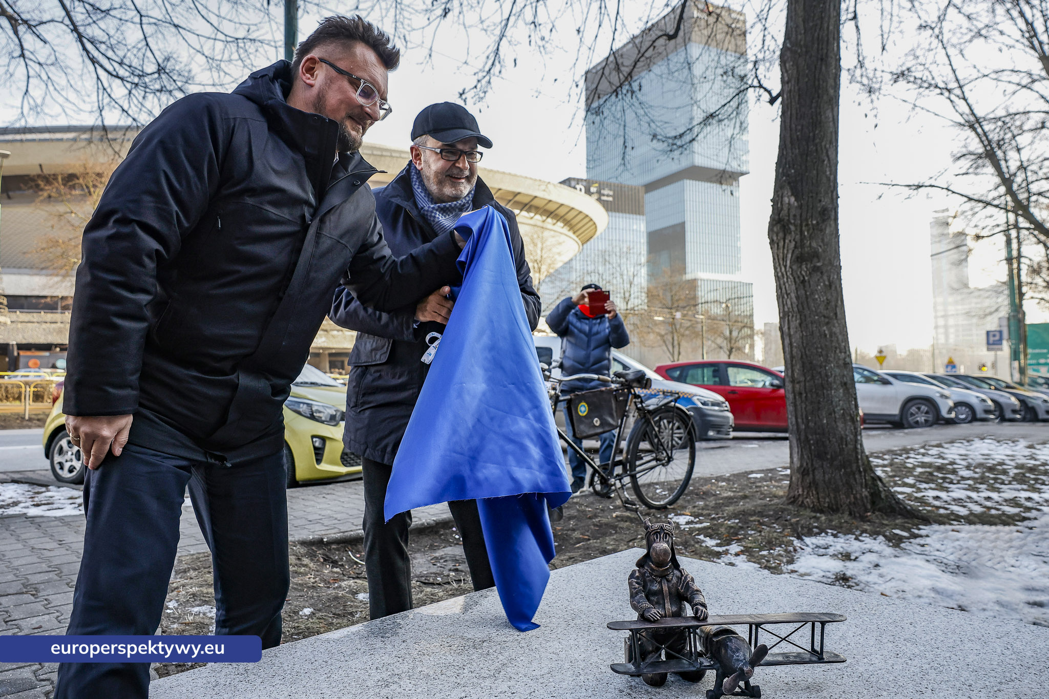 Europerspektywy Bebok „Fliguś” przed siedzibą GTL w Katowicach. Lotniczy akcent na miejskim szlaku figurek