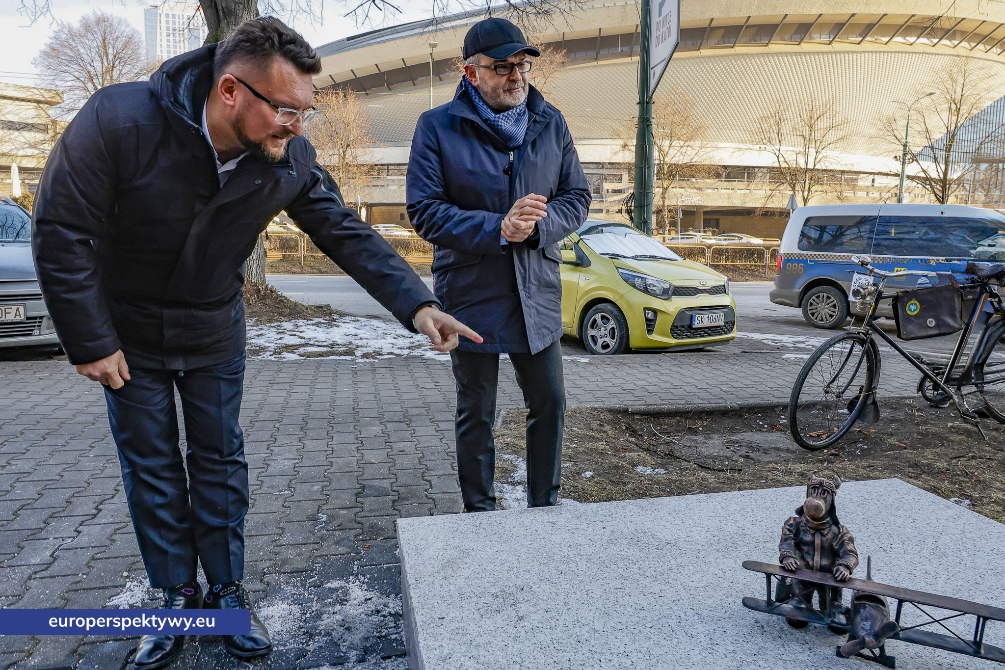 Europerspektywy Bebok „Fliguś” przed siedzibą GTL w Katowicach. Lotniczy akcent na miejskim szlaku figurek