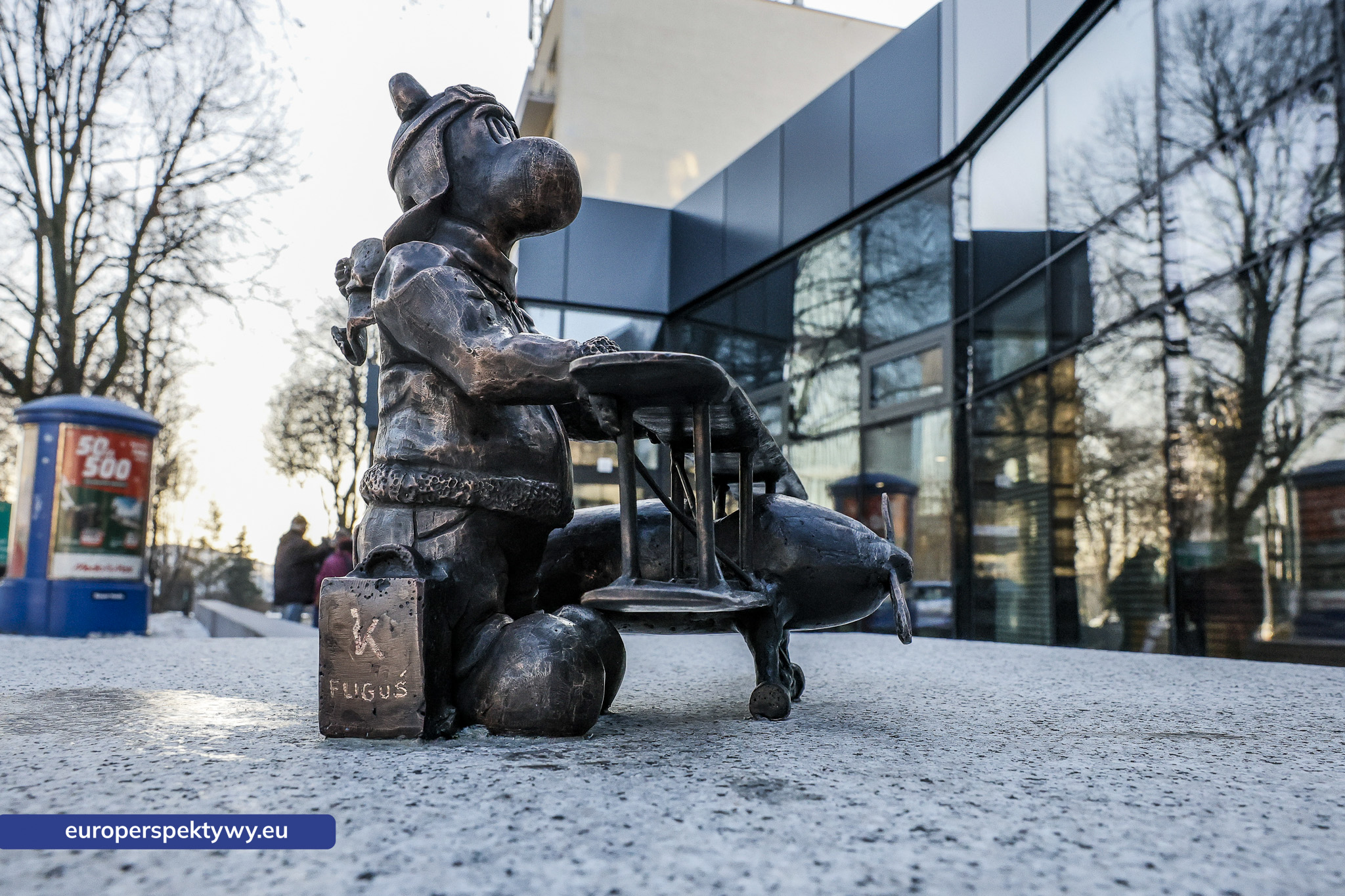 Europerspektywy Bebok „Fliguś” przed siedzibą GTL w Katowicach. Lotniczy akcent na miejskim szlaku figurek