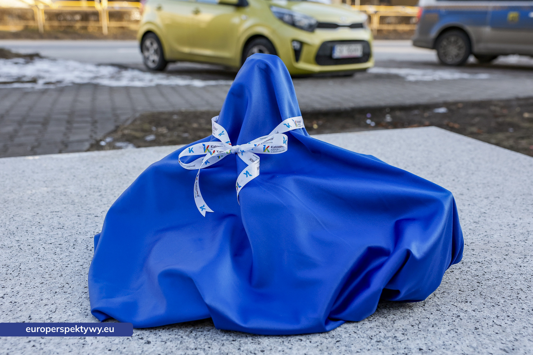Europerspektywy Bebok „Fliguś” przed siedzibą GTL w Katowicach. Lotniczy akcent na miejskim szlaku figurek