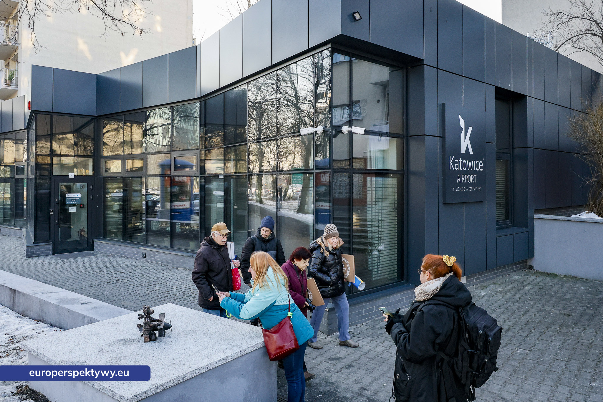 Europerspektywy Bebok „Fliguś” przed siedzibą GTL w Katowicach. Lotniczy akcent na miejskim szlaku figurek