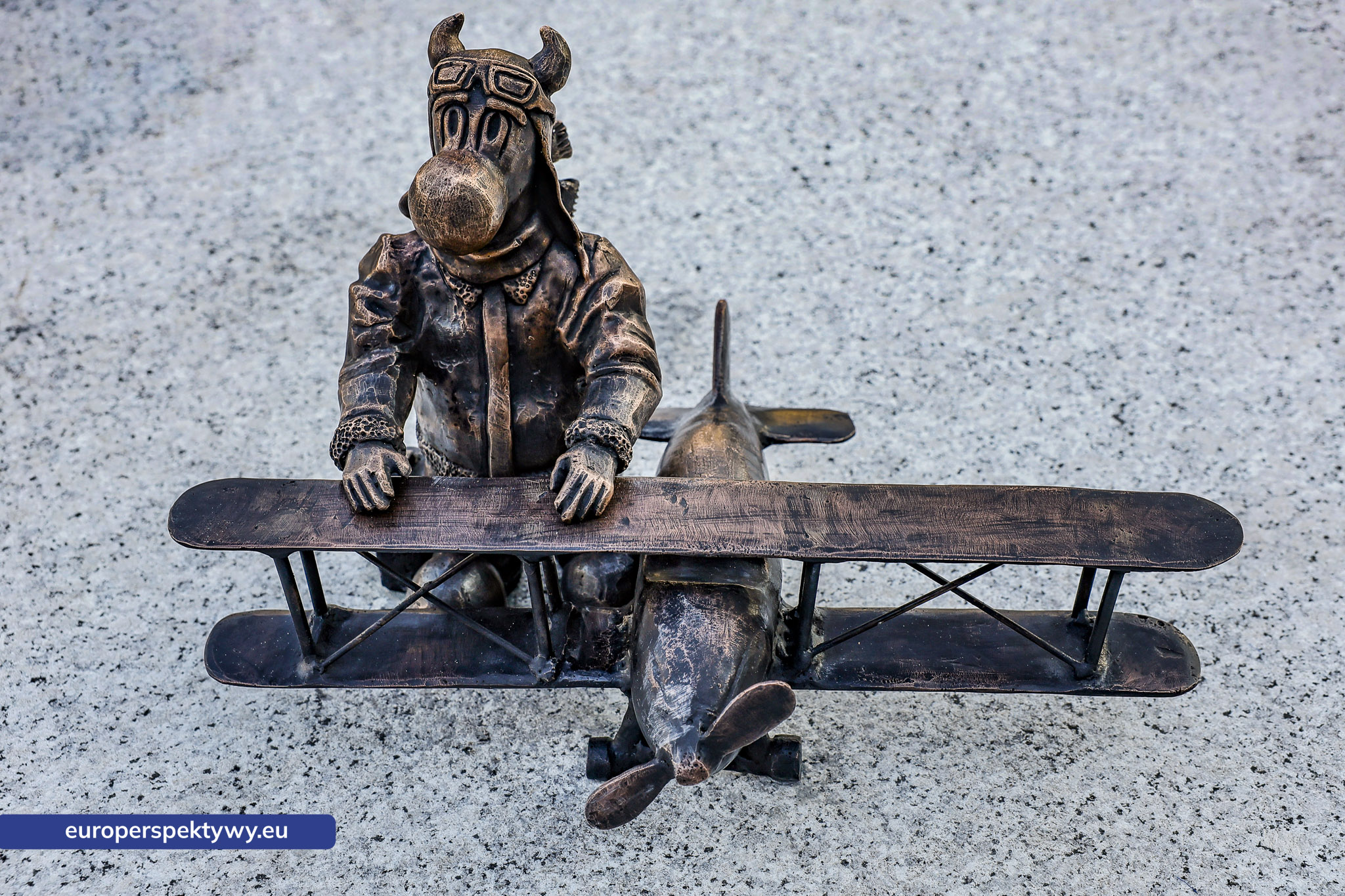 Europerspektywy Bebok „Fliguś” przed siedzibą GTL w Katowicach. Lotniczy akcent na miejskim szlaku figurek