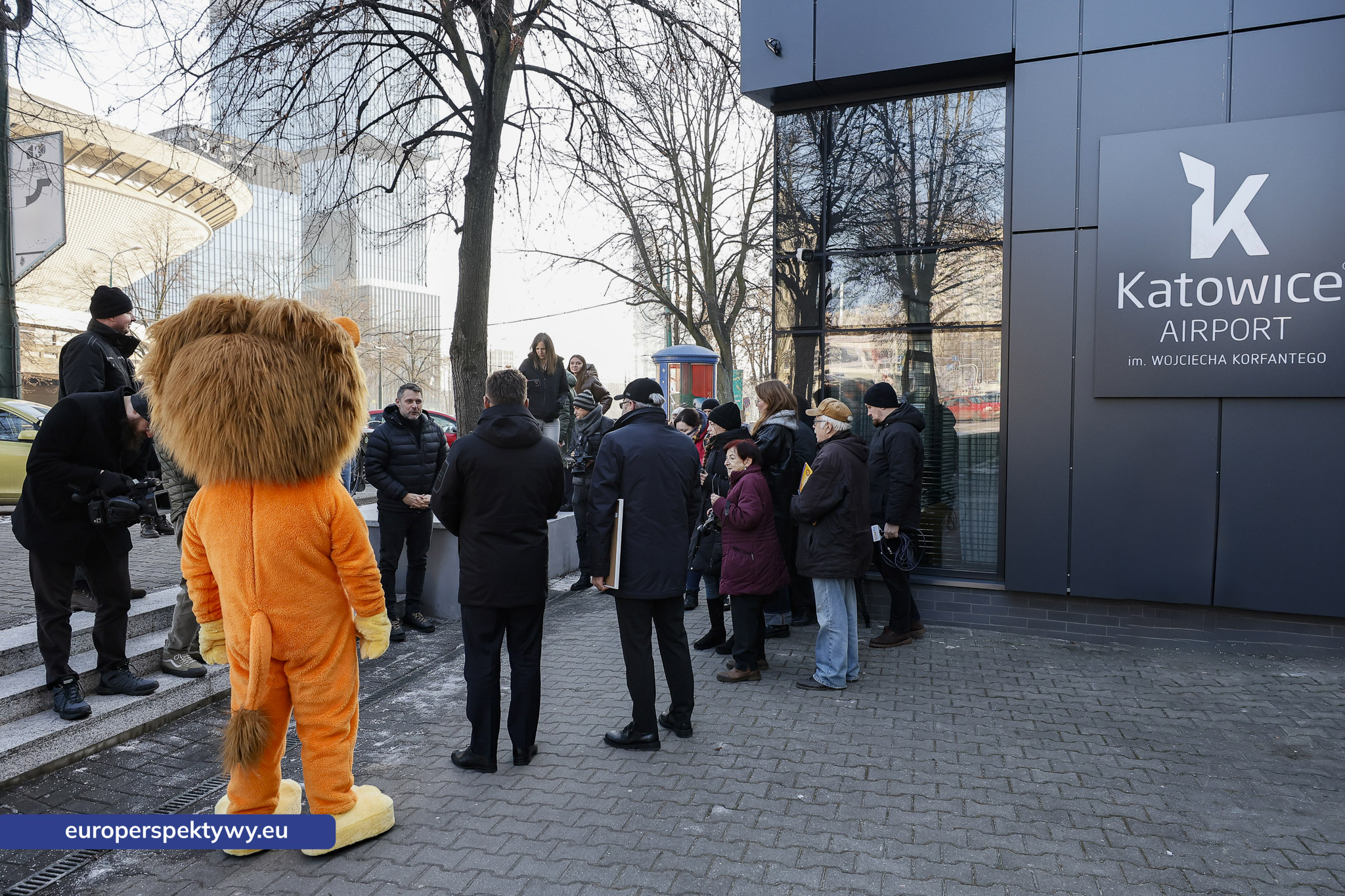 Europerspektywy Bebok „Fliguś” przed siedzibą GTL w Katowicach. Lotniczy akcent na miejskim szlaku figurek