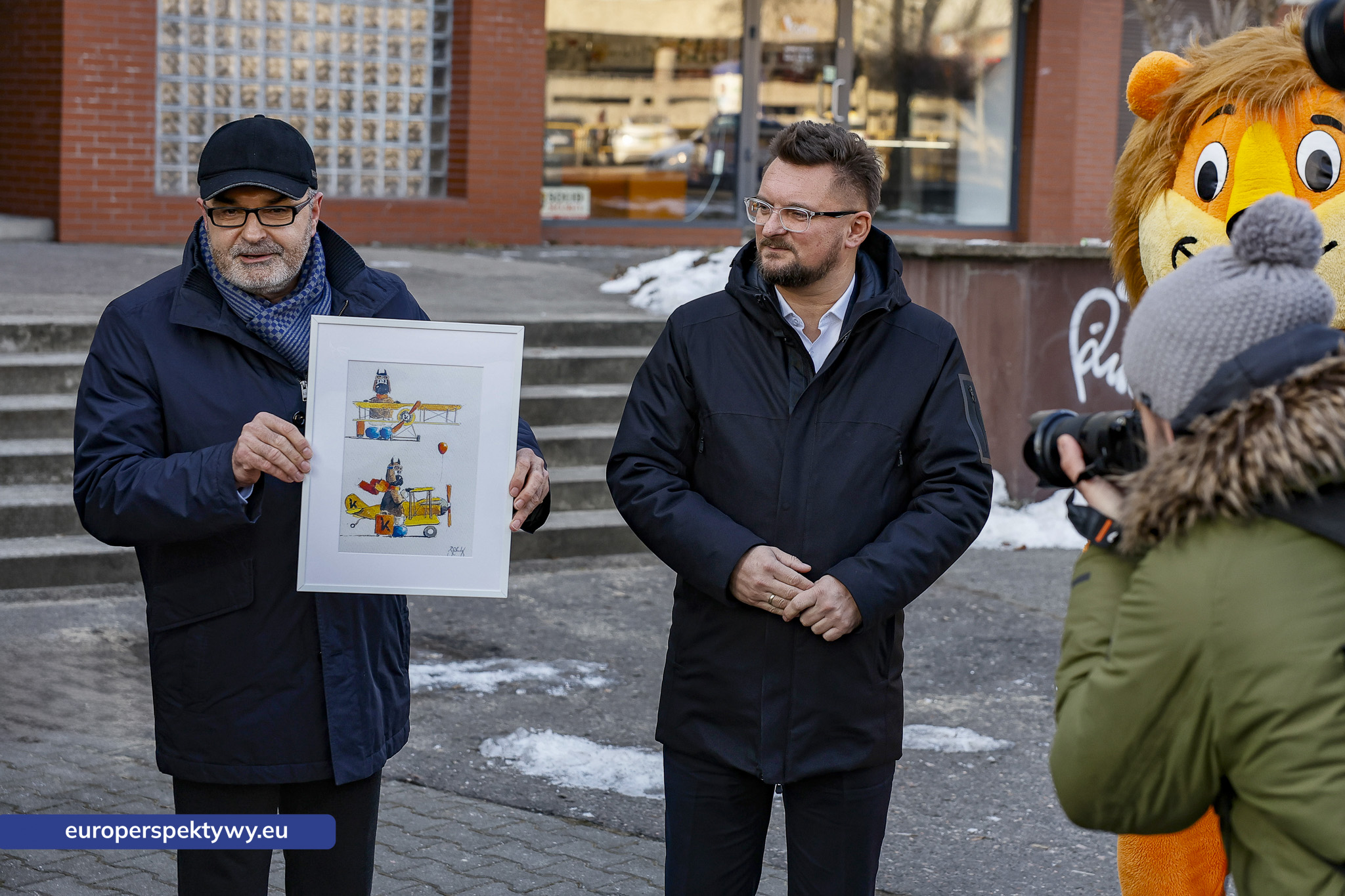 Europerspektywy Bebok „Fliguś” przed siedzibą GTL w Katowicach. Lotniczy akcent na miejskim szlaku figurek