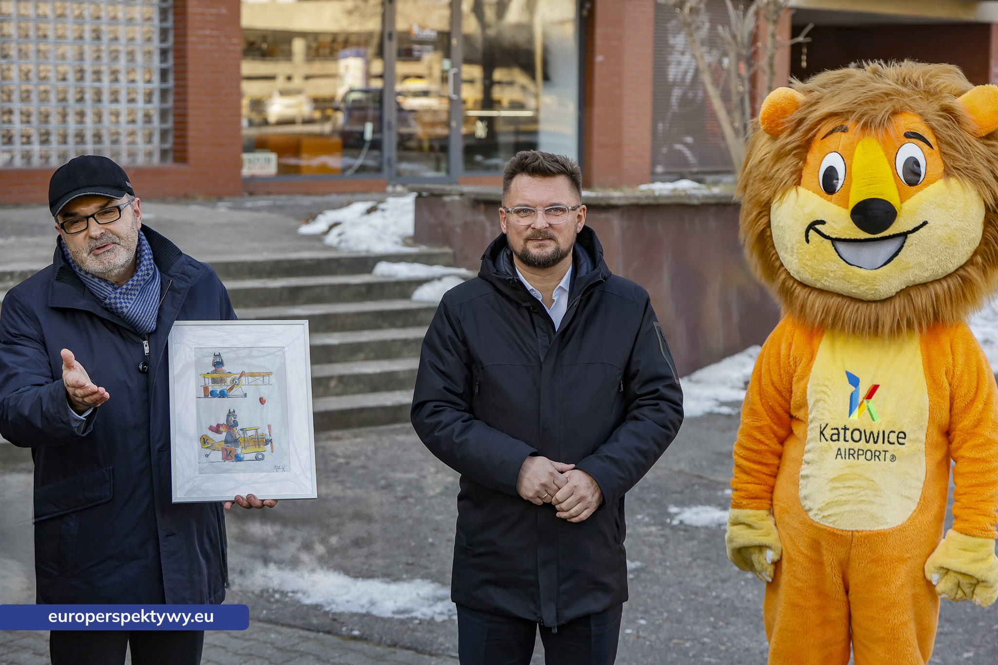 Europerspektywy Bebok „Fliguś” przed siedzibą GTL w Katowicach. Lotniczy akcent na miejskim szlaku figurek