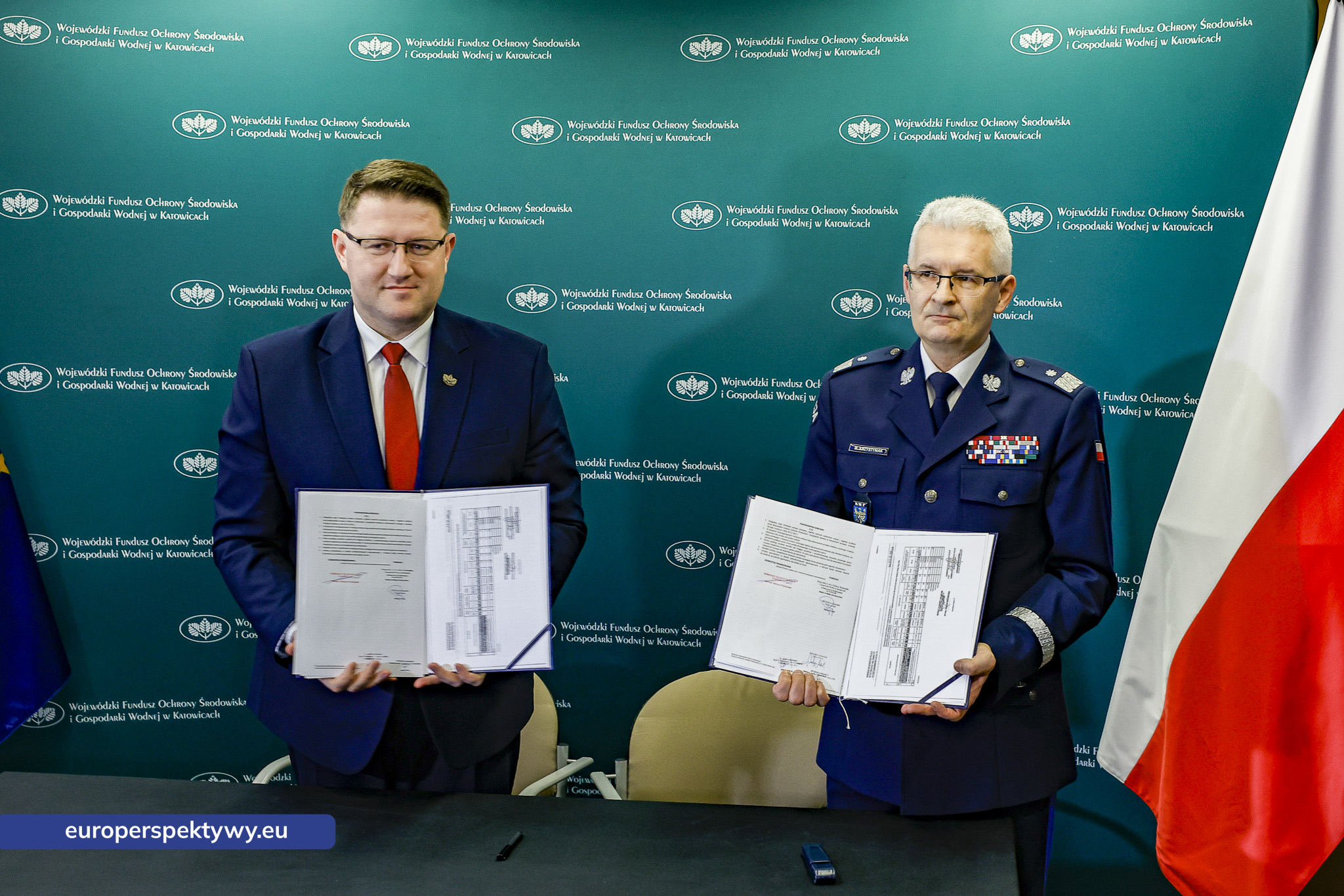 WFOŚiGW Umowa Komendant Wojewódzki Policji Nowe Radiowozy-0024 Europerspektywy WFOŚiGW przeznacza 4,8 mln zł na nowe radiowozy hybrydowe dla śląskiej policji