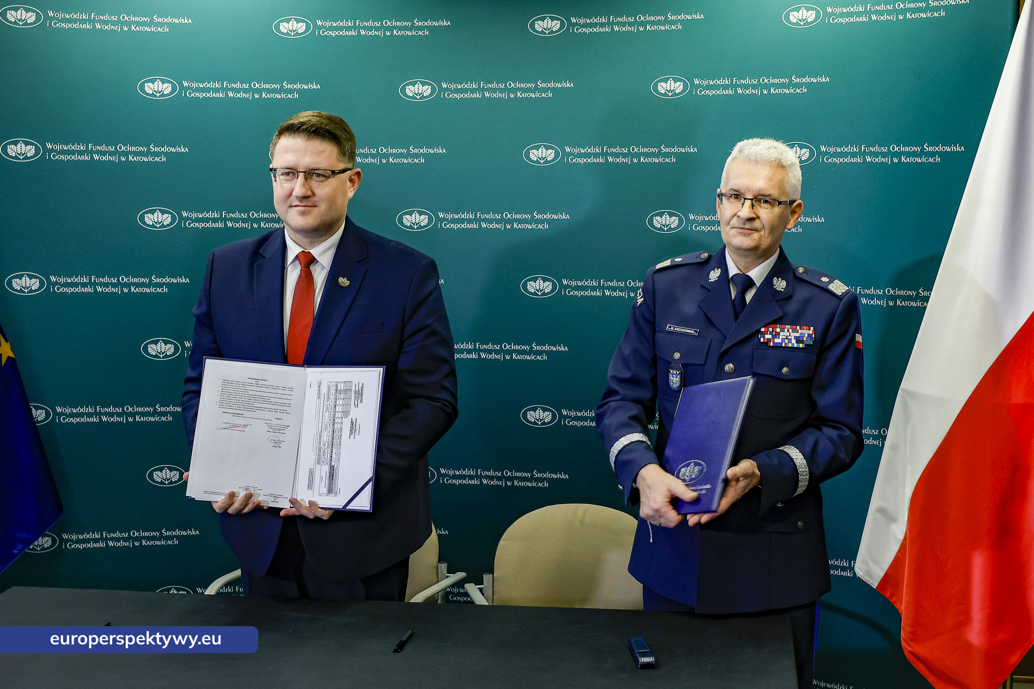 WFOŚiGW Umowa Komendant Wojewódzki Policji Nowe Radiowozy-0029 Europerspektywy WFOŚiGW przeznacza 4,8 mln zł na nowe radiowozy hybrydowe dla śląskiej policji