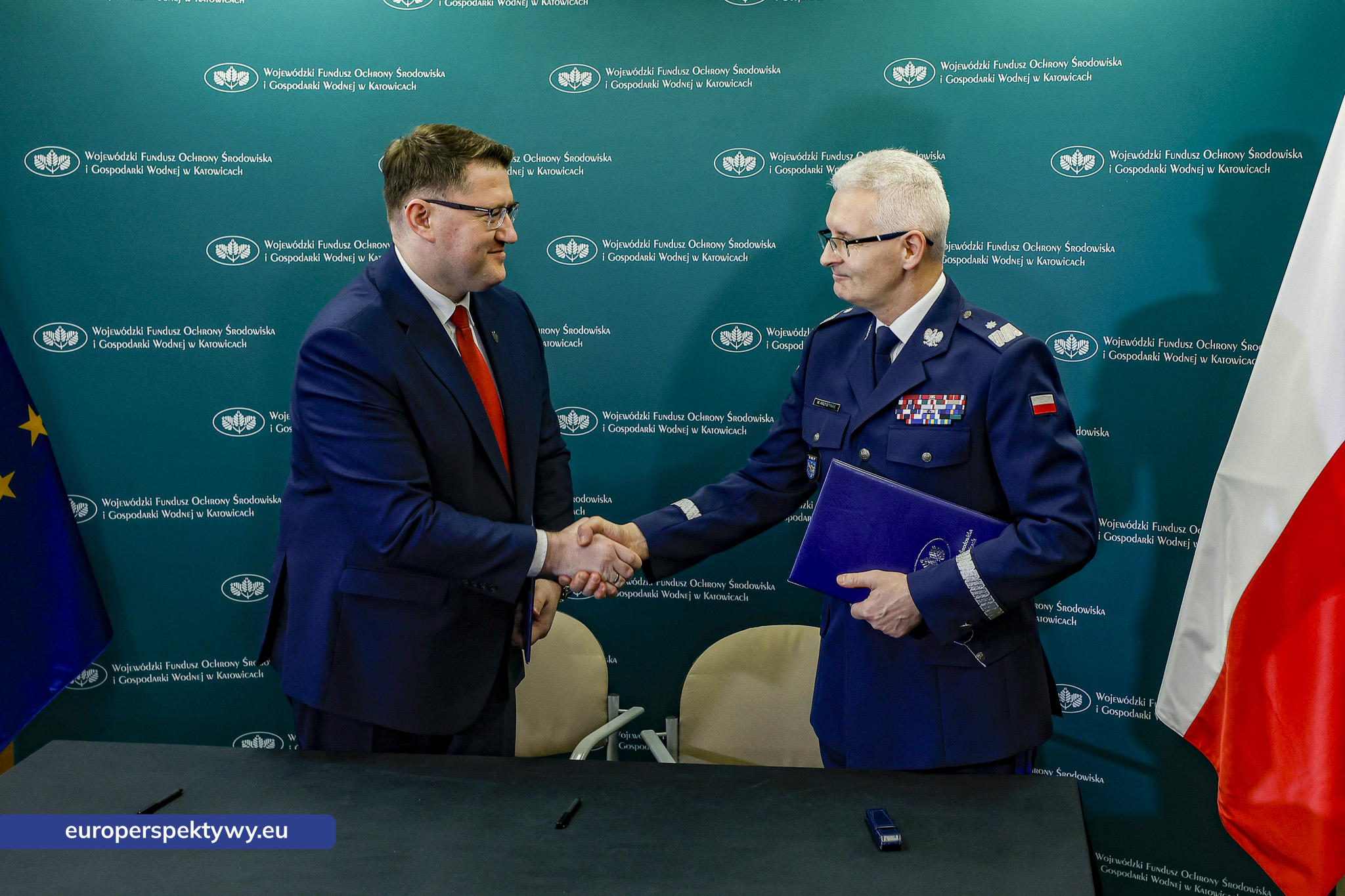 WFOŚiGW Umowa Komendant Wojewódzki Policji Nowe Radiowozy-0040 Europerspektywy WFOŚiGW przeznacza 4,8 mln zł na nowe radiowozy hybrydowe dla śląskiej policji