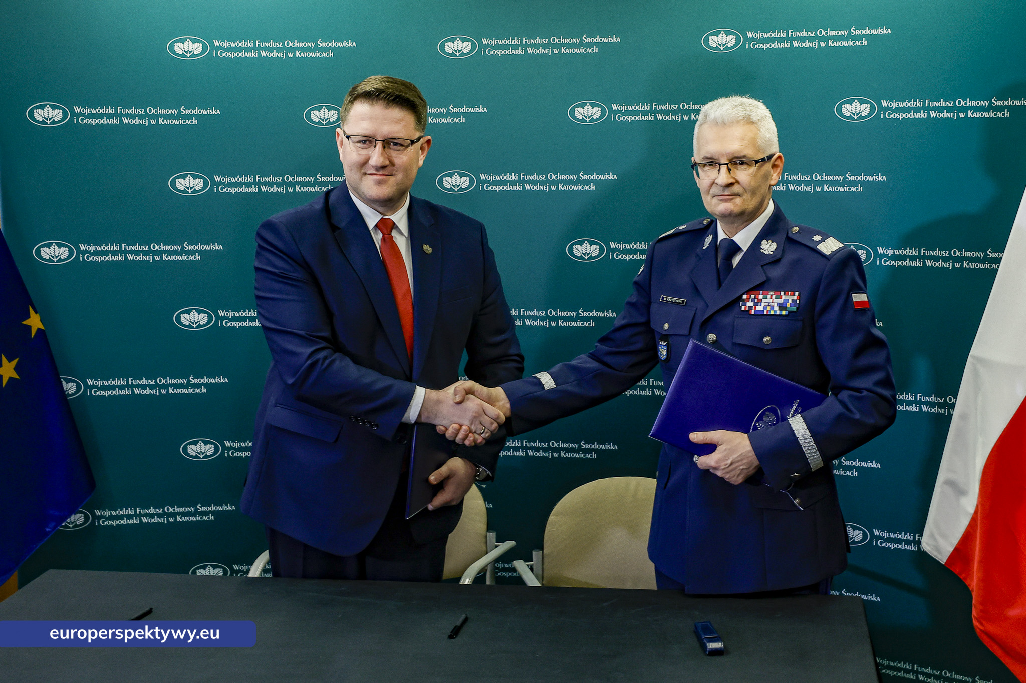 WFOŚiGW Umowa Komendant Wojewódzki Policji Nowe Radiowozy-0049 Europerspektywy WFOŚiGW przeznacza 4,8 mln zł na nowe radiowozy hybrydowe dla śląskiej policji