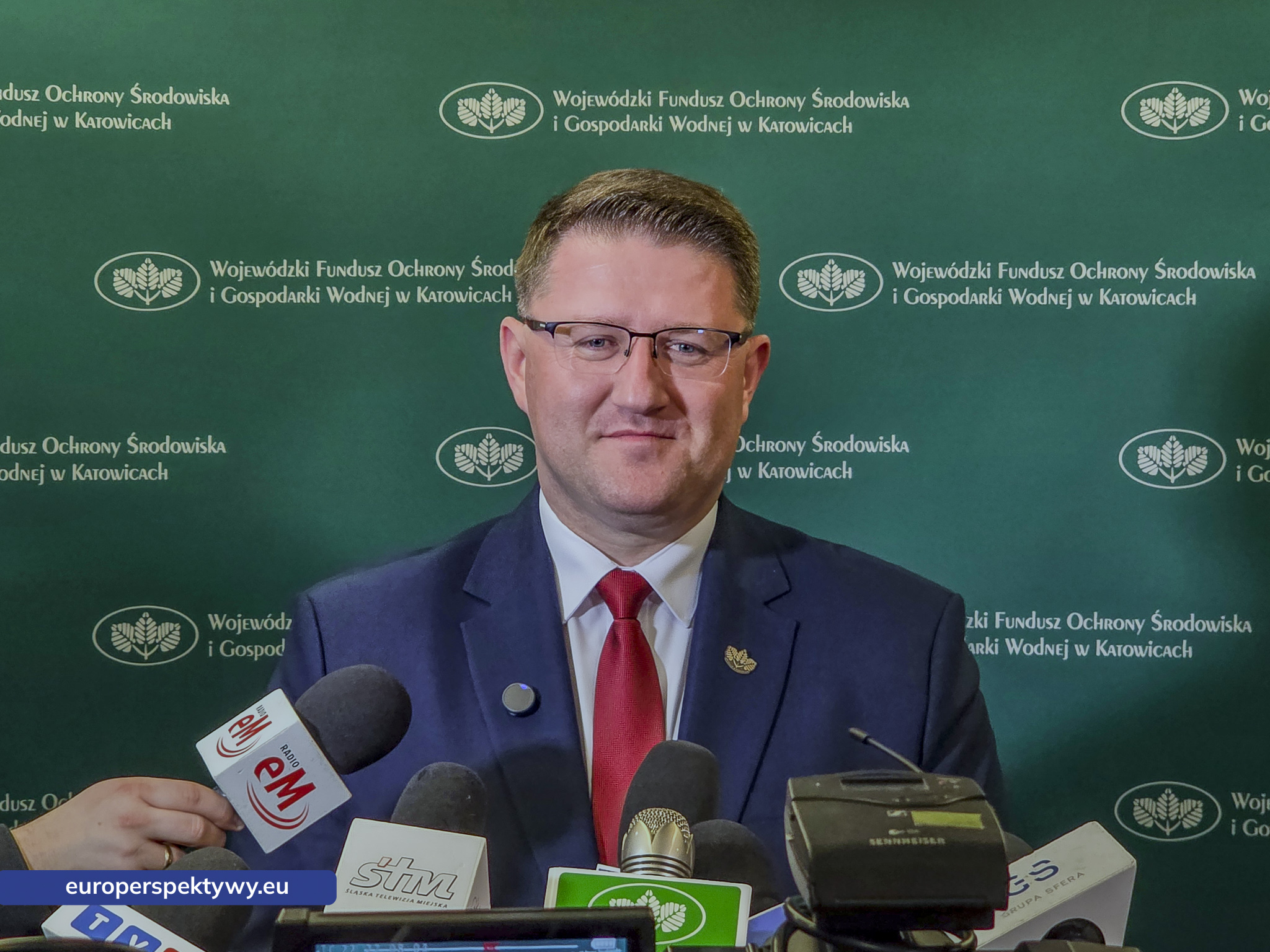 WFOŚiGW Umowa Komendant Wojewódzki Policji Nowe Radiowozy-121248 Europerspektywy WFOŚiGW przeznacza 4,8 mln zł na nowe radiowozy hybrydowe dla śląskiej policji