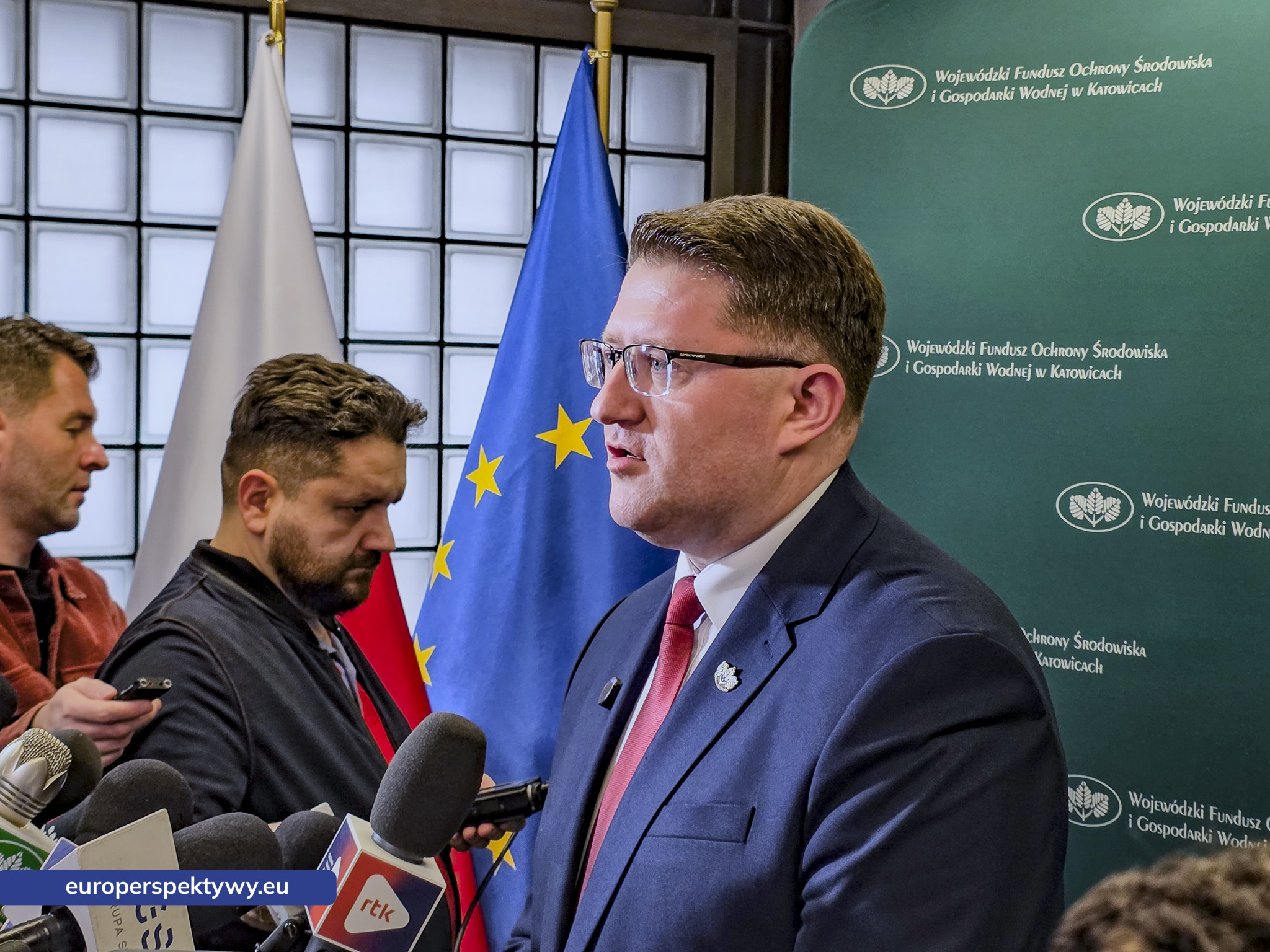 WFOŚiGW Umowa Komendant Wojewódzki Policji Nowe Radiowozy-121350 Europerspektywy WFOŚiGW przeznacza 4,8 mln zł na nowe radiowozy hybrydowe dla śląskiej policji