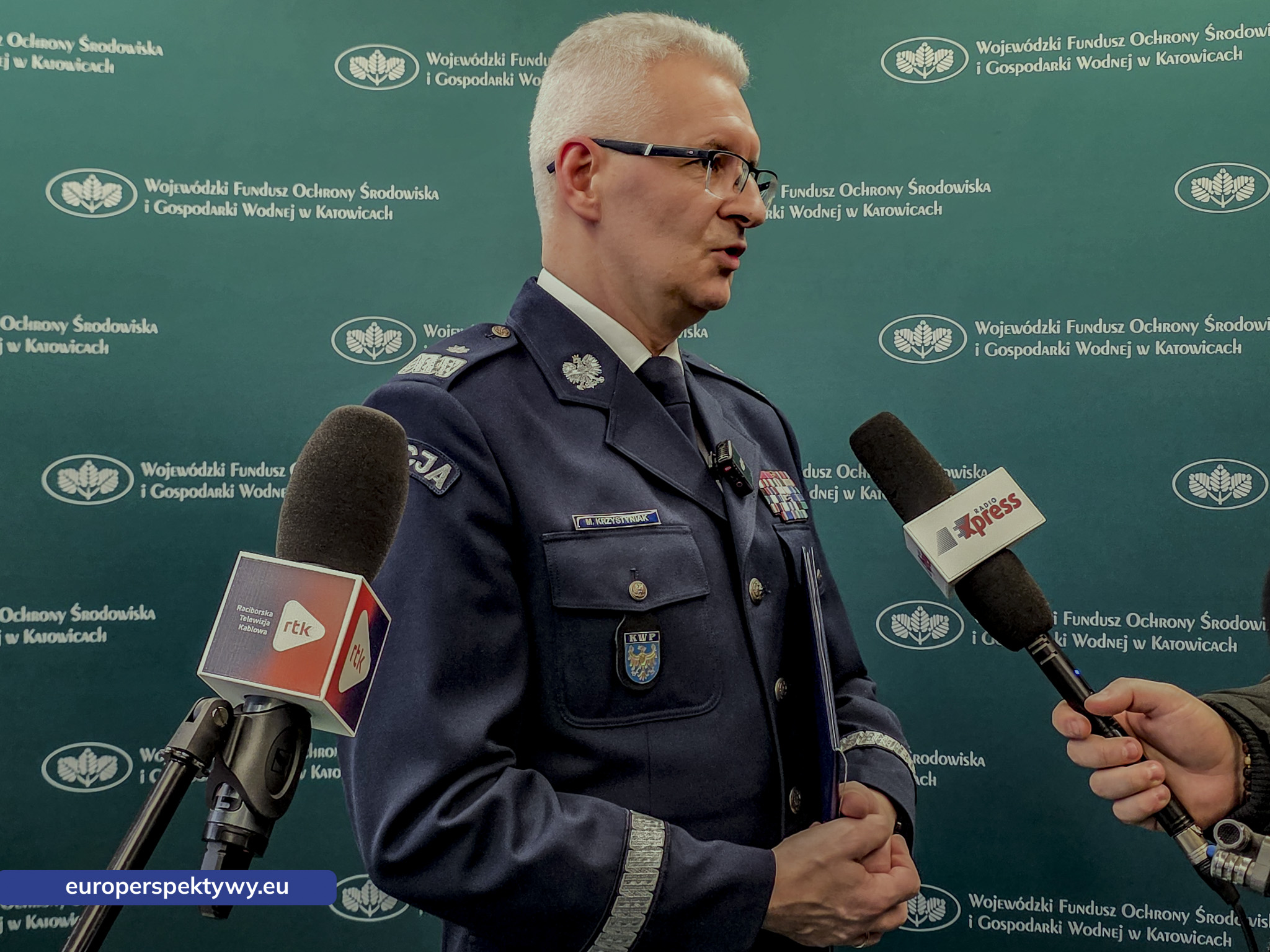 WFOŚiGW Umowa Komendant Wojewódzki Policji Nowe Radiowozy-121815 Europerspektywy WFOŚiGW przeznacza 4,8 mln zł na nowe radiowozy hybrydowe dla śląskiej policji