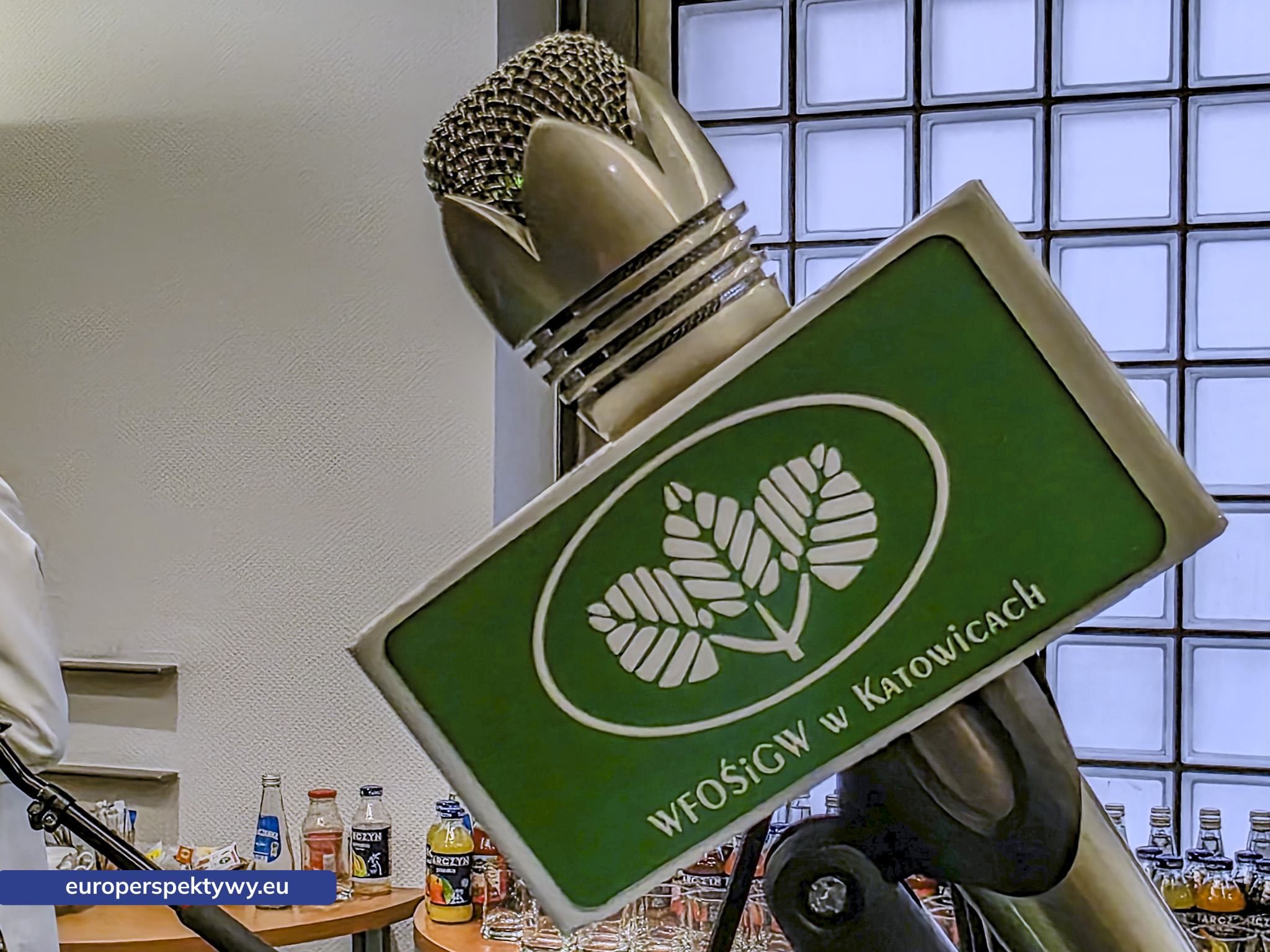 WFOŚiGW Umowa Komendant Wojewódzki Policji Nowe Radiowozy-122018 Europerspektywy WFOŚiGW przeznacza 4,8 mln zł na nowe radiowozy hybrydowe dla śląskiej policji