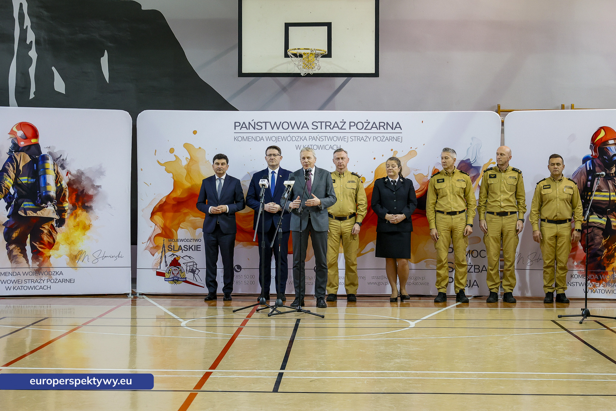 Przekazanie Pojazdow dla PSP i OSP-18 Europerspektywy Nowe samochody OSP w województwie śląskim. WFOŚiGW współfinansuje flotę za 20 mln zł