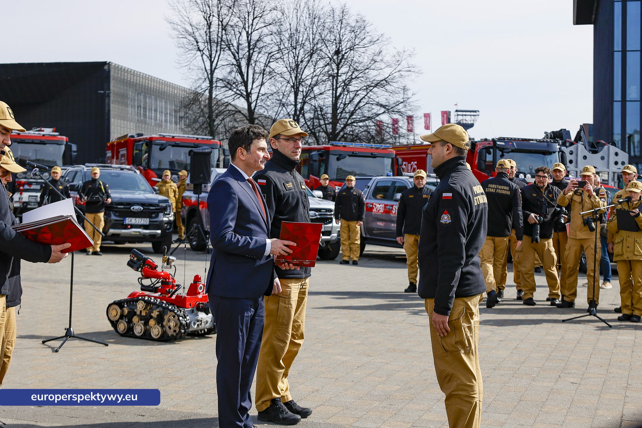 Europerspektywy Przekazanie sprzętu dla PSP w Katowicach. Nowe wozy strażackie i specjalistyczne wyposażenie dla jednostek z województwa śląskiego