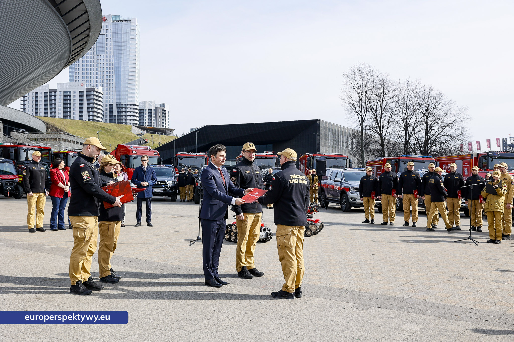 Europerspektywy Przekazanie sprzętu dla PSP w Katowicach. Nowe wozy strażackie i specjalistyczne wyposażenie dla jednostek z województwa śląskiego
