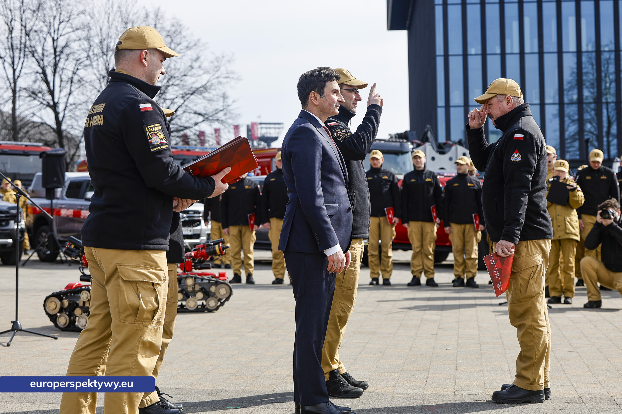 Europerspektywy Przekazanie sprzętu dla PSP w Katowicach. Nowe wozy strażackie i specjalistyczne wyposażenie dla jednostek z województwa śląskiego