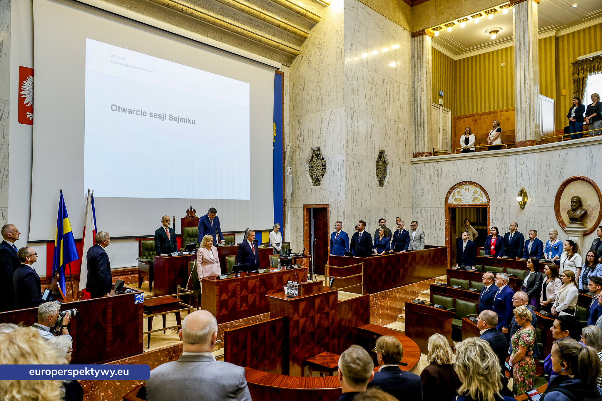 Uczczenie minutą ciszy pamięci zmarłego posła Łukasza Litewki, który został pośmiertnie odznaczony Złotą Odznaką Honorową za Zasługi dla Województwa Śląskiego
