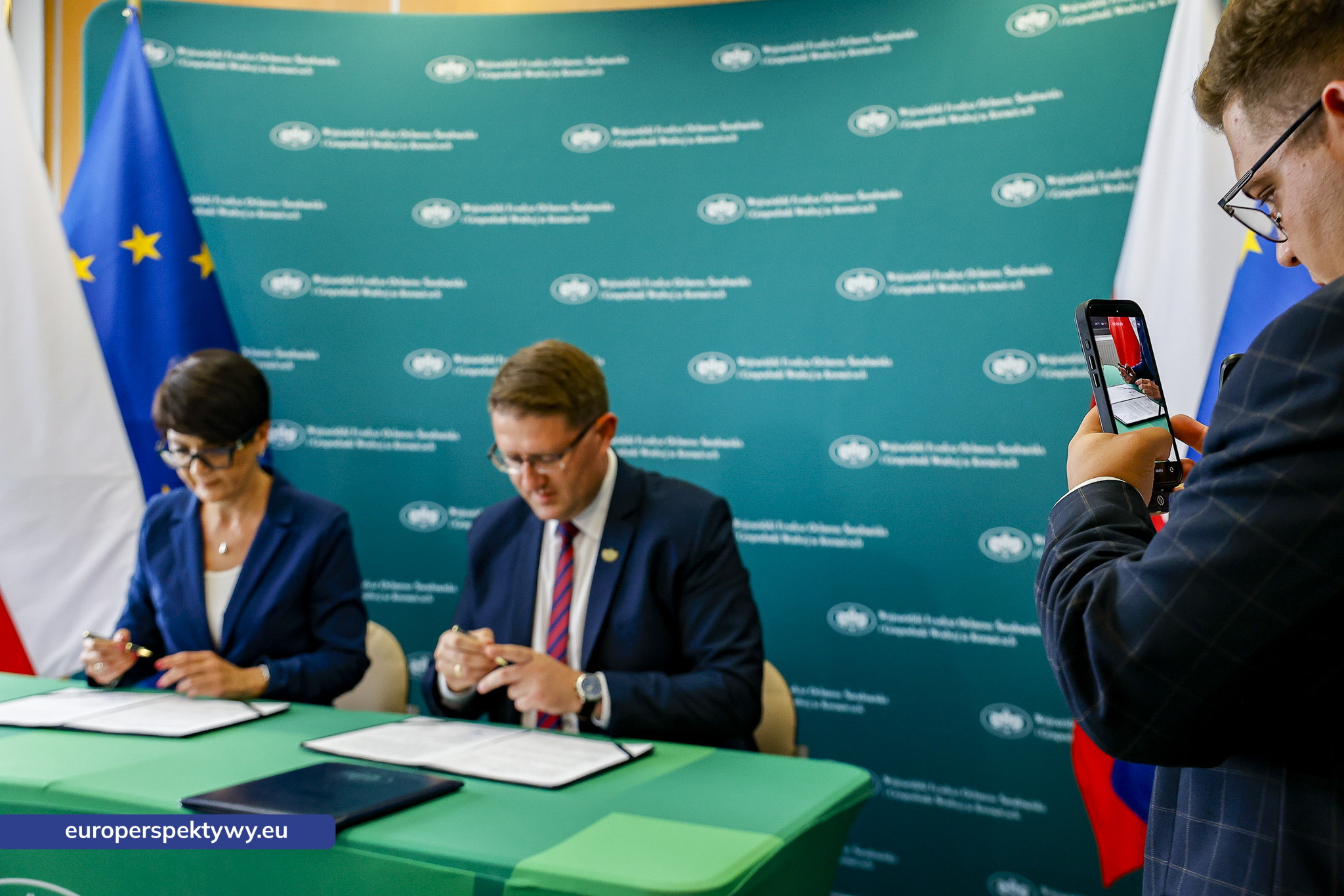 WFOŚiGW Podpisanie umów z Gminą Bestwiną oraz Wodociągami Cieszyńskimi -19 Europerspektywy WFOŚiGW wsparł inwestycje w bezpieczeństwo dostaw wody. Umowy z Gminą Bestwina i Wodociągami Cieszyńskimi podpisane