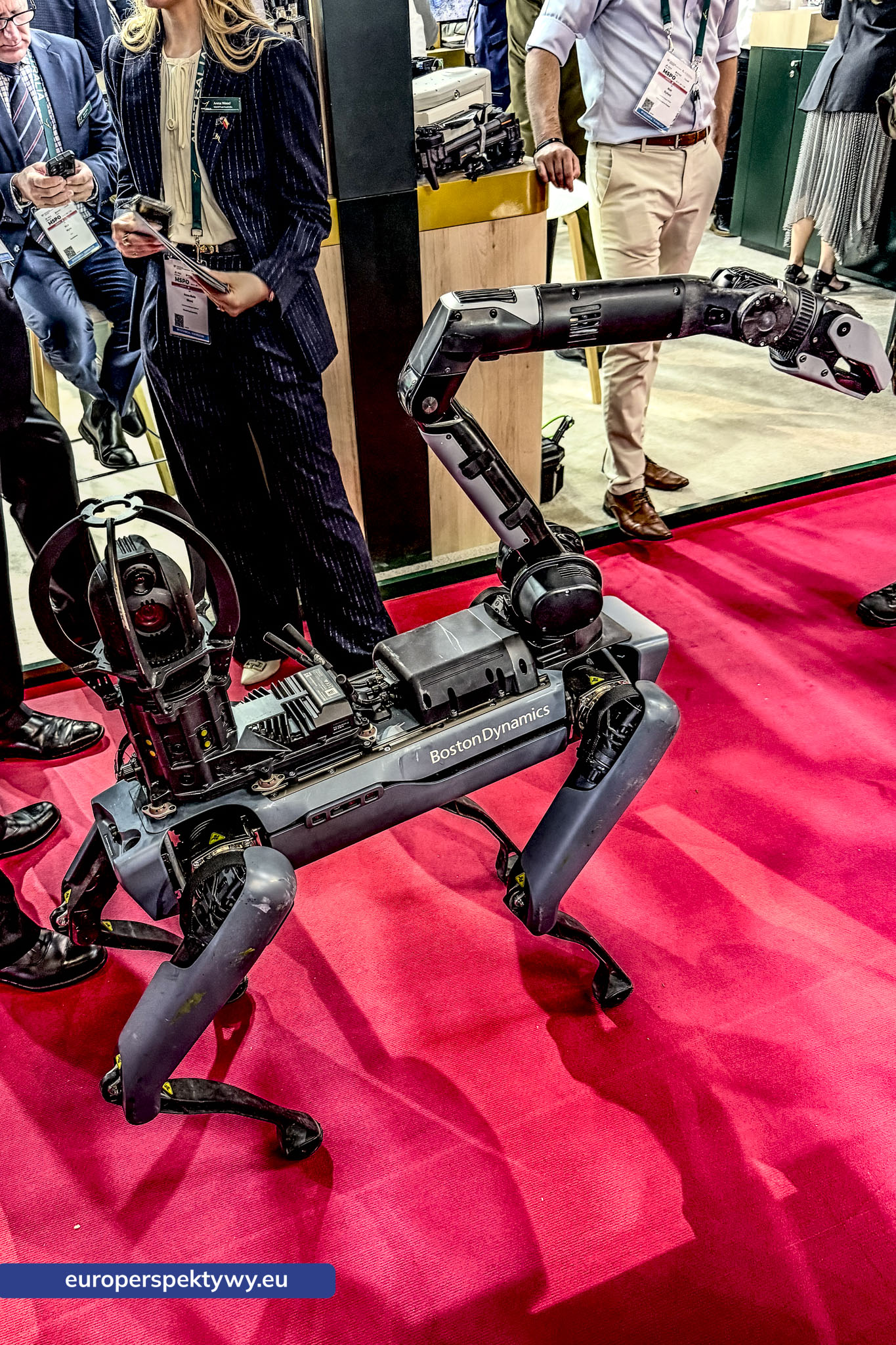 Czworonożny robot na stoisku, MSPO 2026